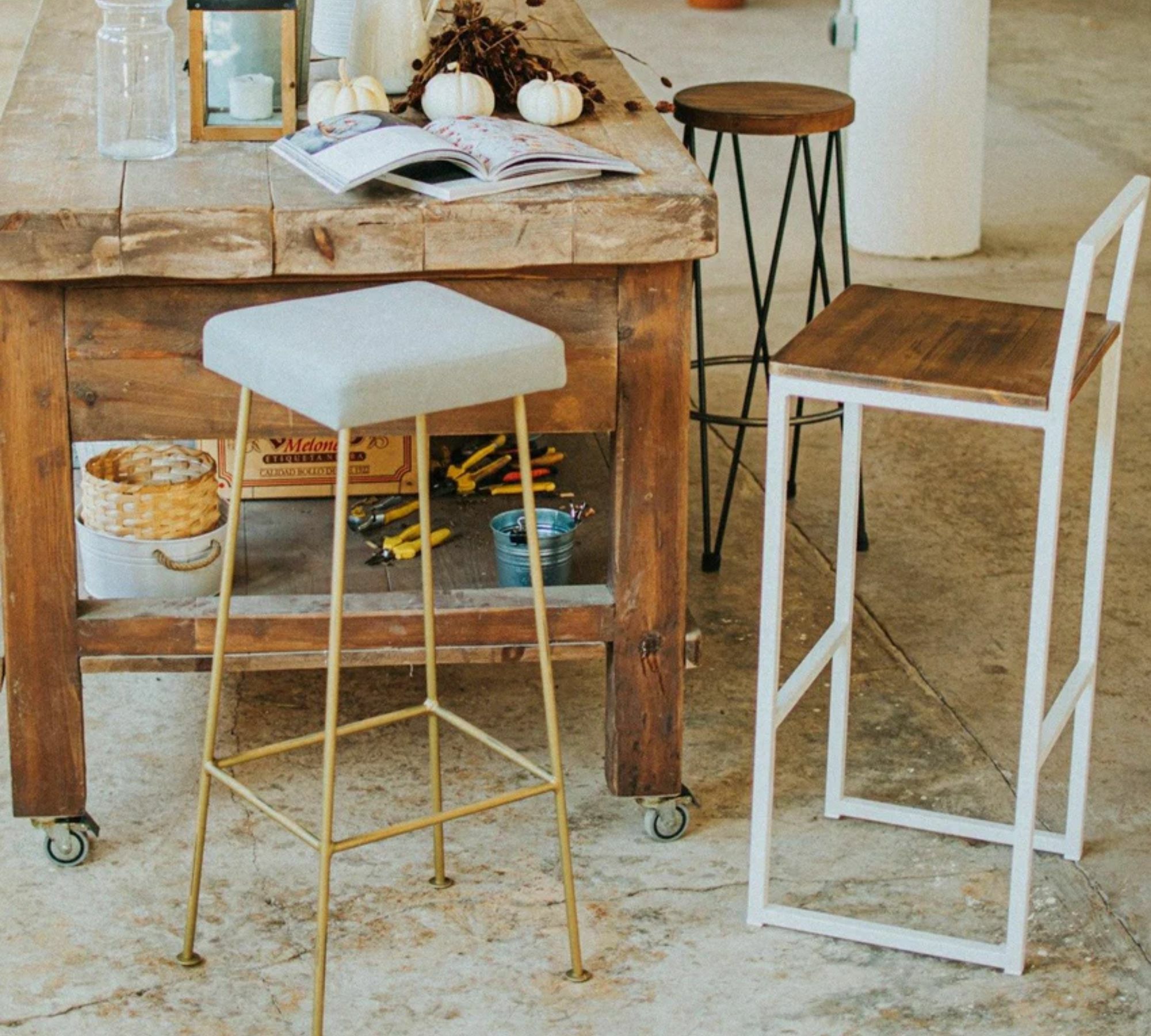 Juno Hocker Metall Holz Textil Gold Gealtert 4