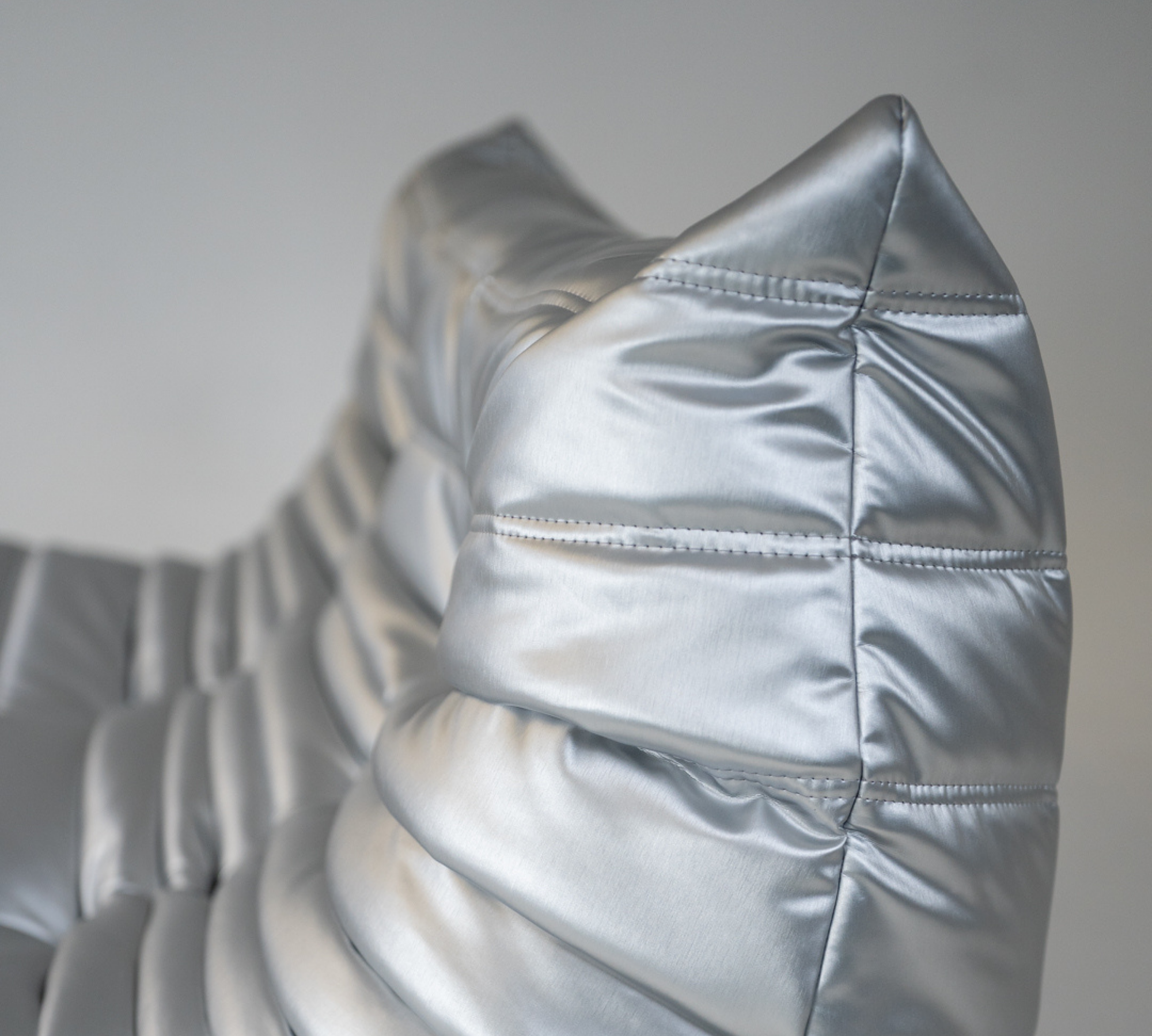 Set poltrona e ottoman Togo in ecopelle grigio spazio 4