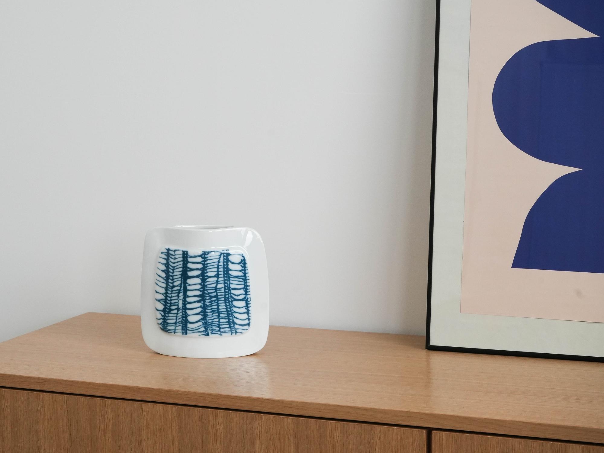 Porzellanvase Weiß Blau 1970er Jahre 1