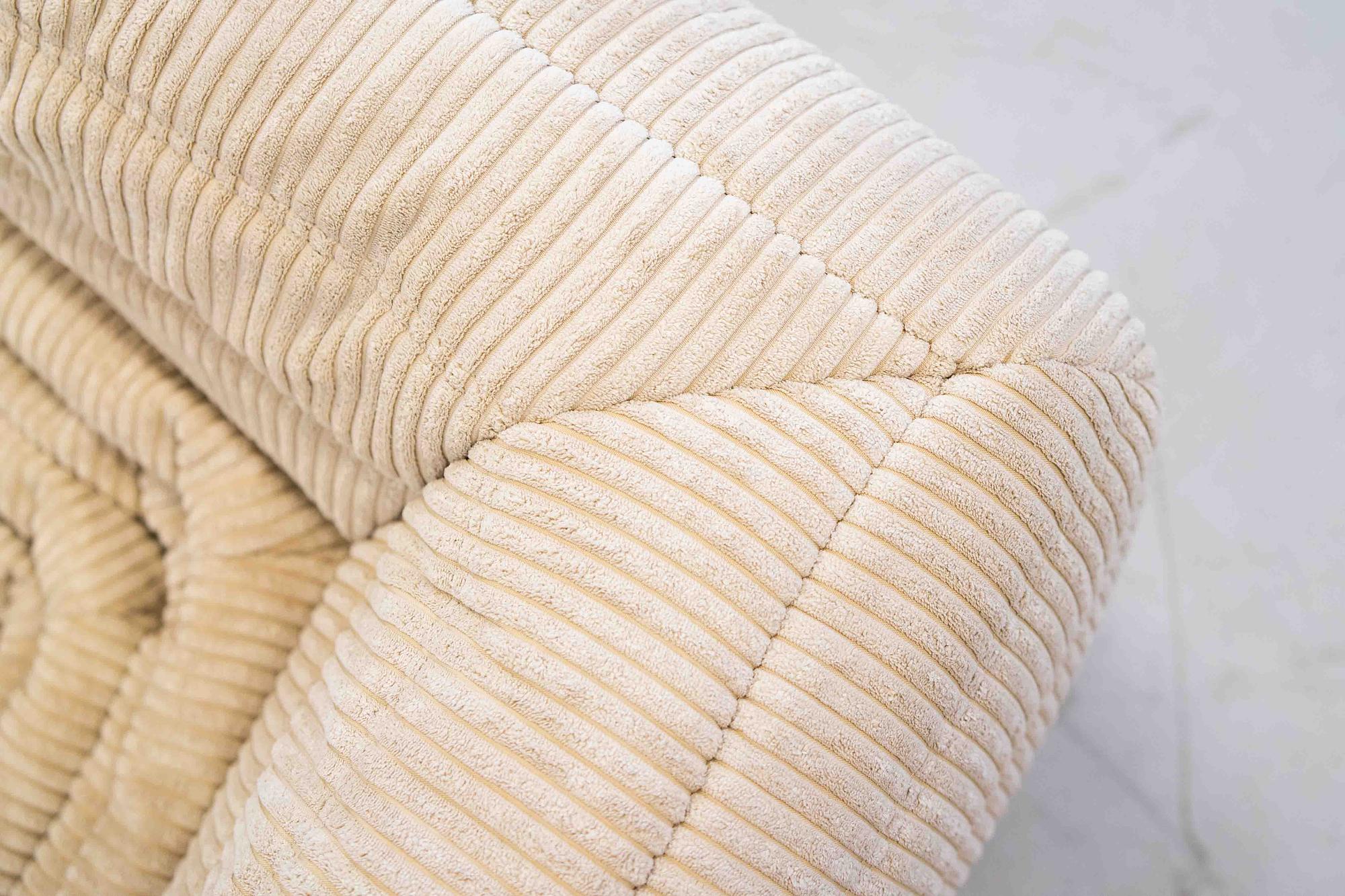 Togo Divano 2 posti con bracciolo velluto a coste beige 8