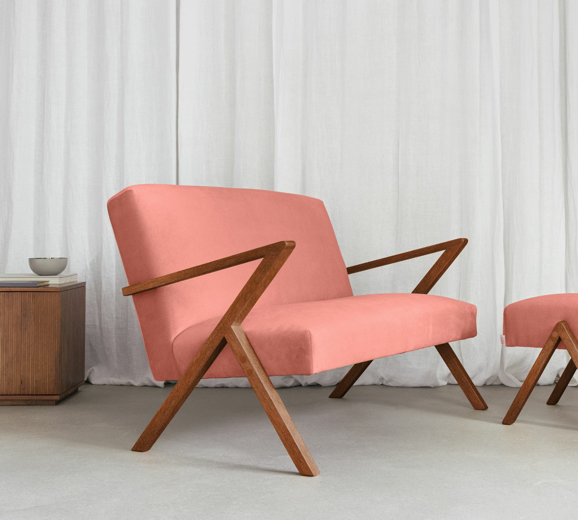 Retrostar 2er Sofa Velvet Line Nussbaum Beizung Rosa 0