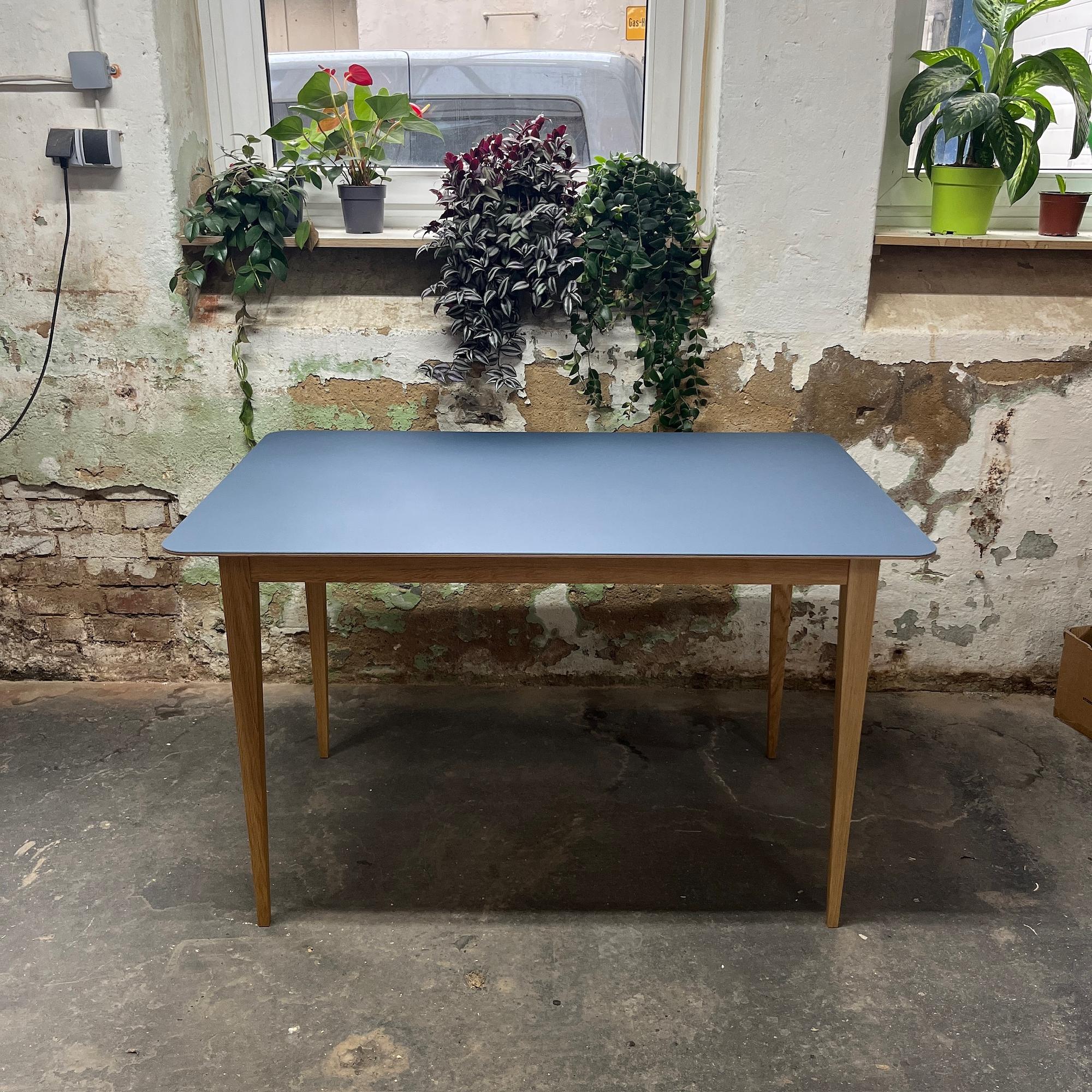 Beluga Tisch Holz Linoleum Smokey Blue 1