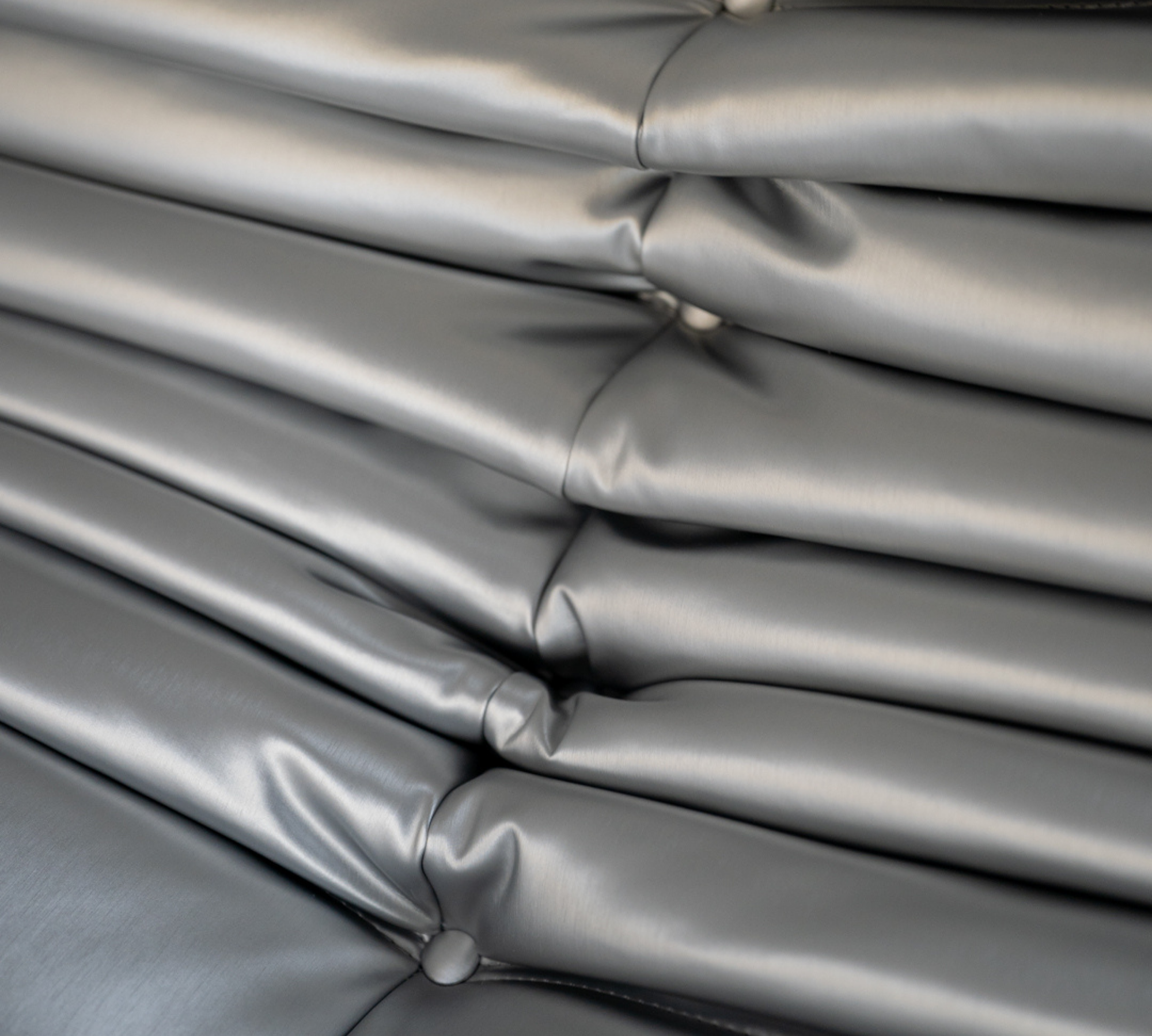 Set poltrona e ottoman Togo in ecopelle grigio spazio 5