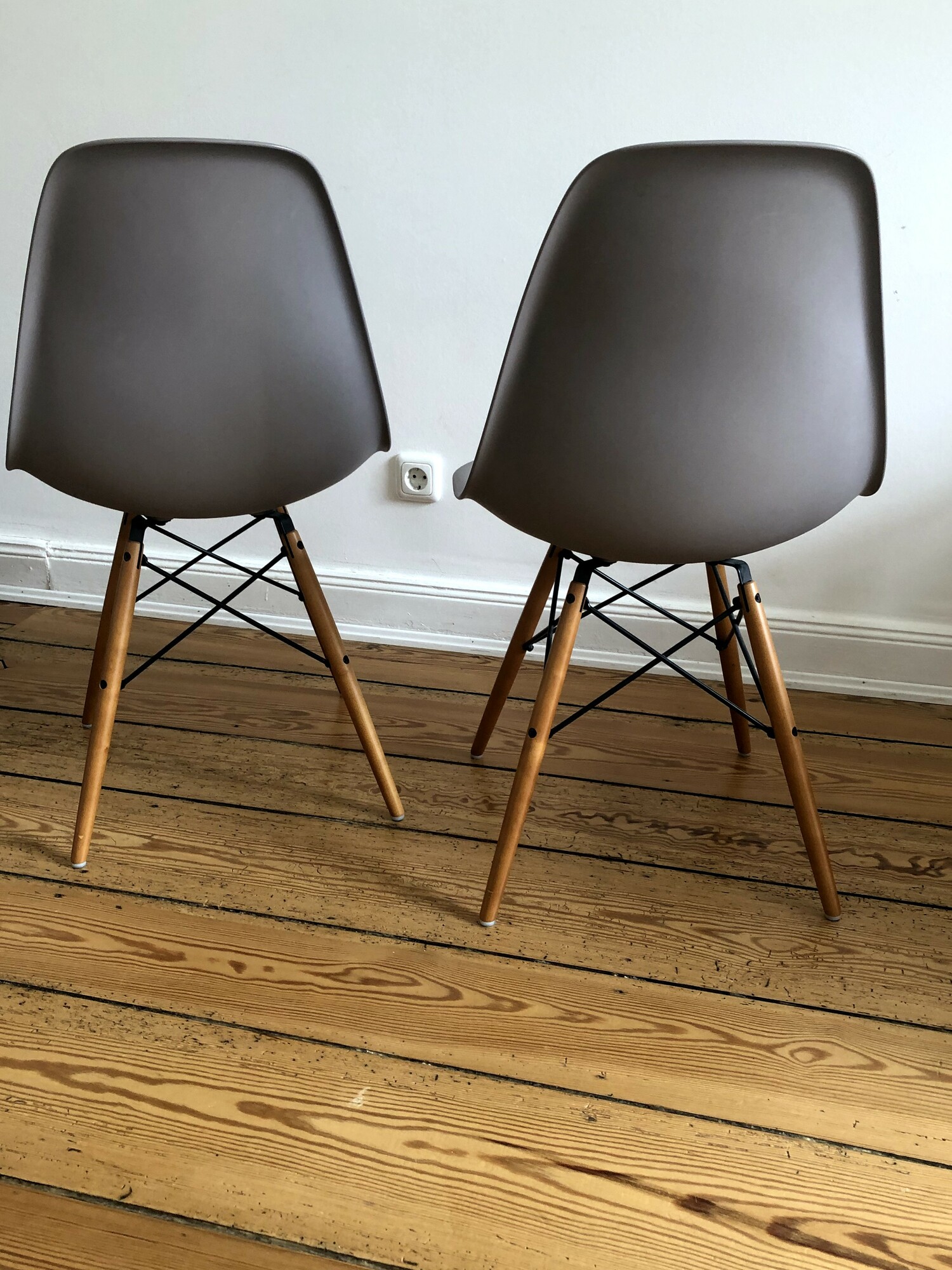 2x Vitra Eames Plastic Armchair Ahornholz Mauve Grau 4