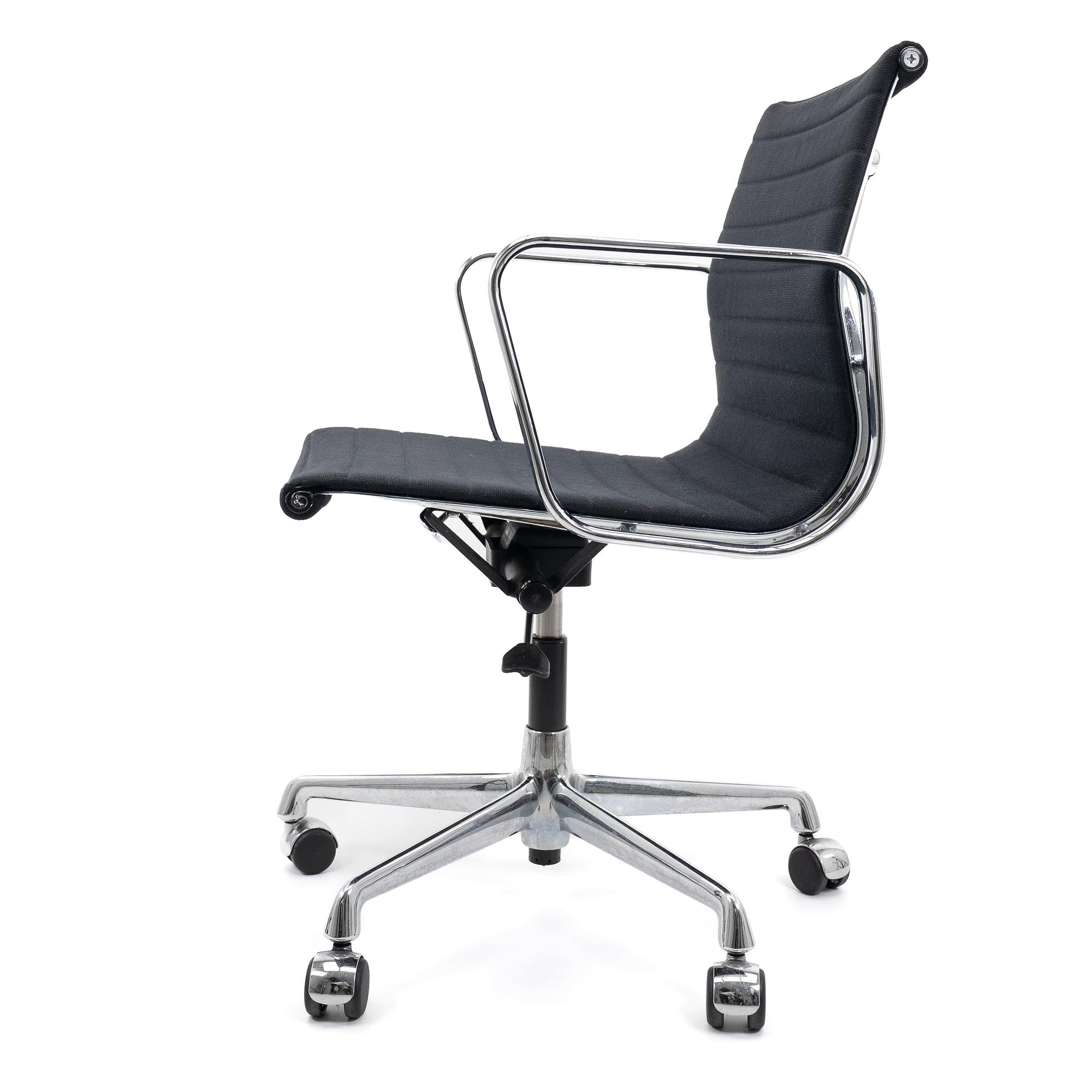 EA117 Office Chair Black by Vitra 1