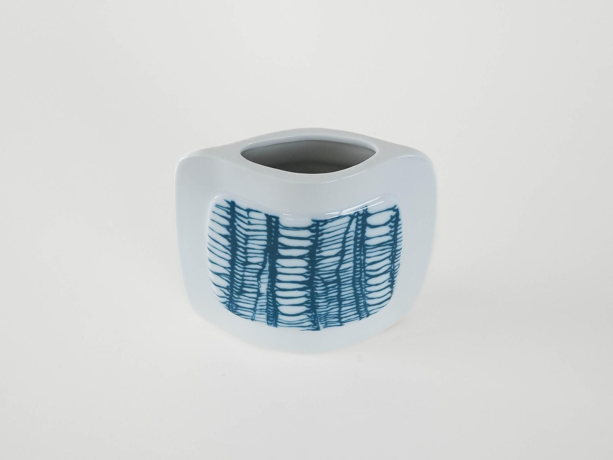 Porzellanvase Weiß Blau 1970er Jahre 7
