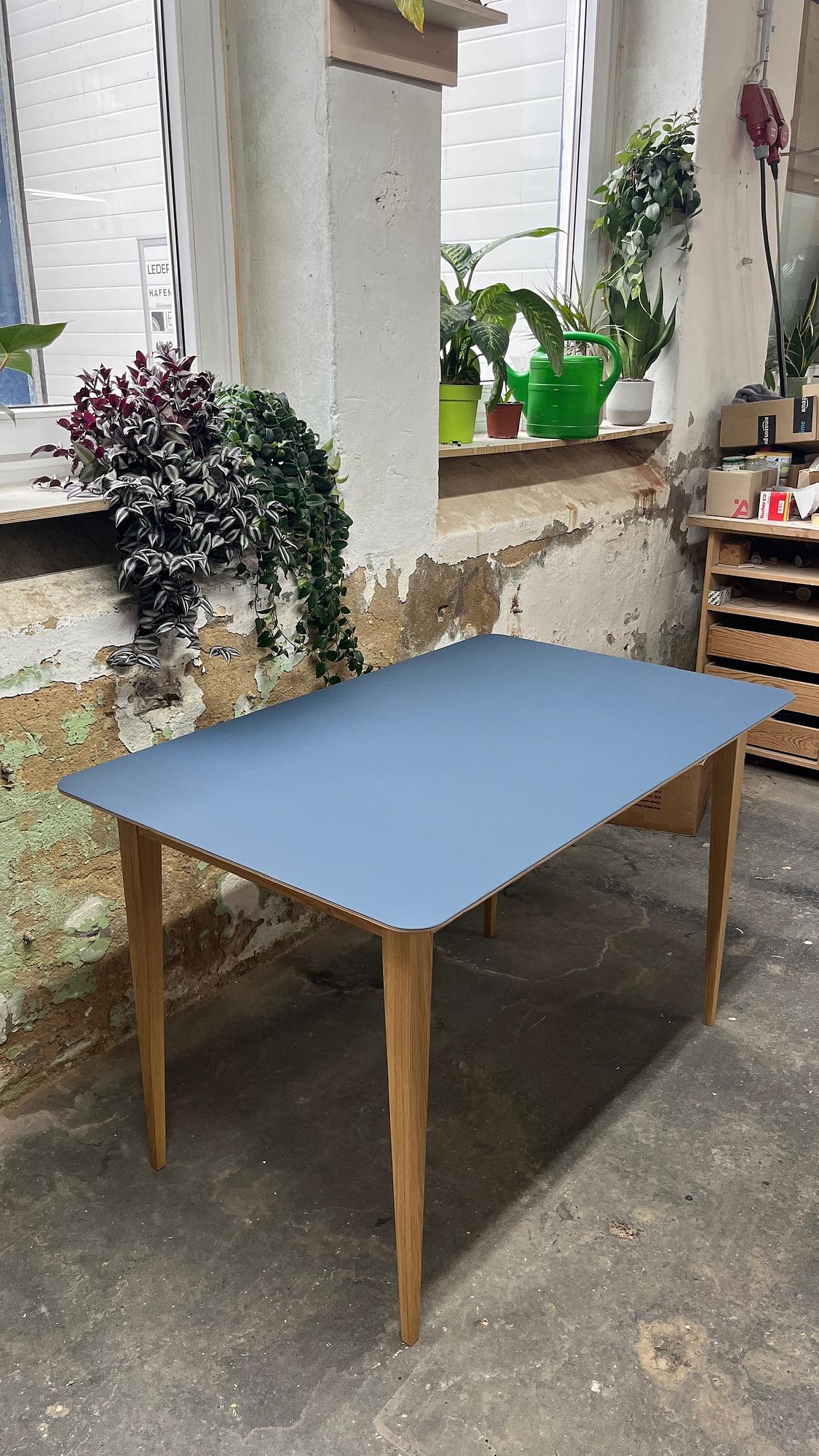 Beluga Tisch Holz Linoleum Smokey Blue 2