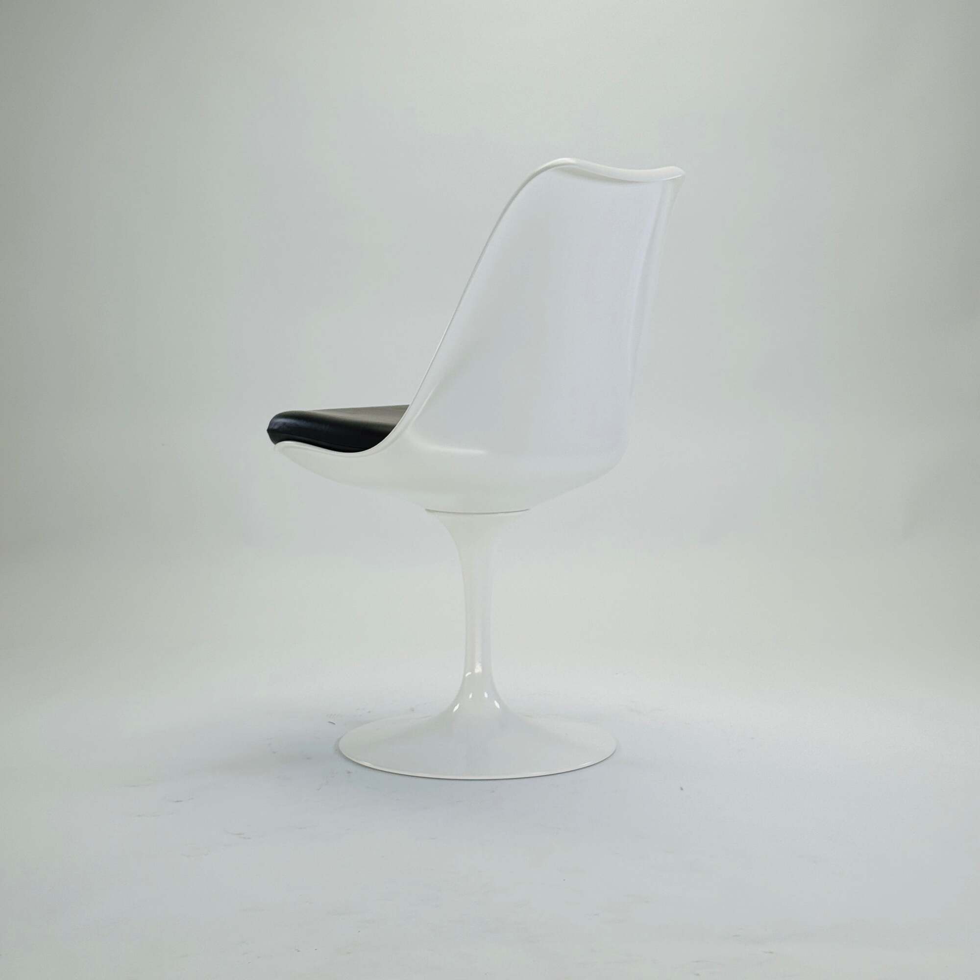 Saarinen Tulip Sidechair Weiß mit schwarzem Sitzpolster 1