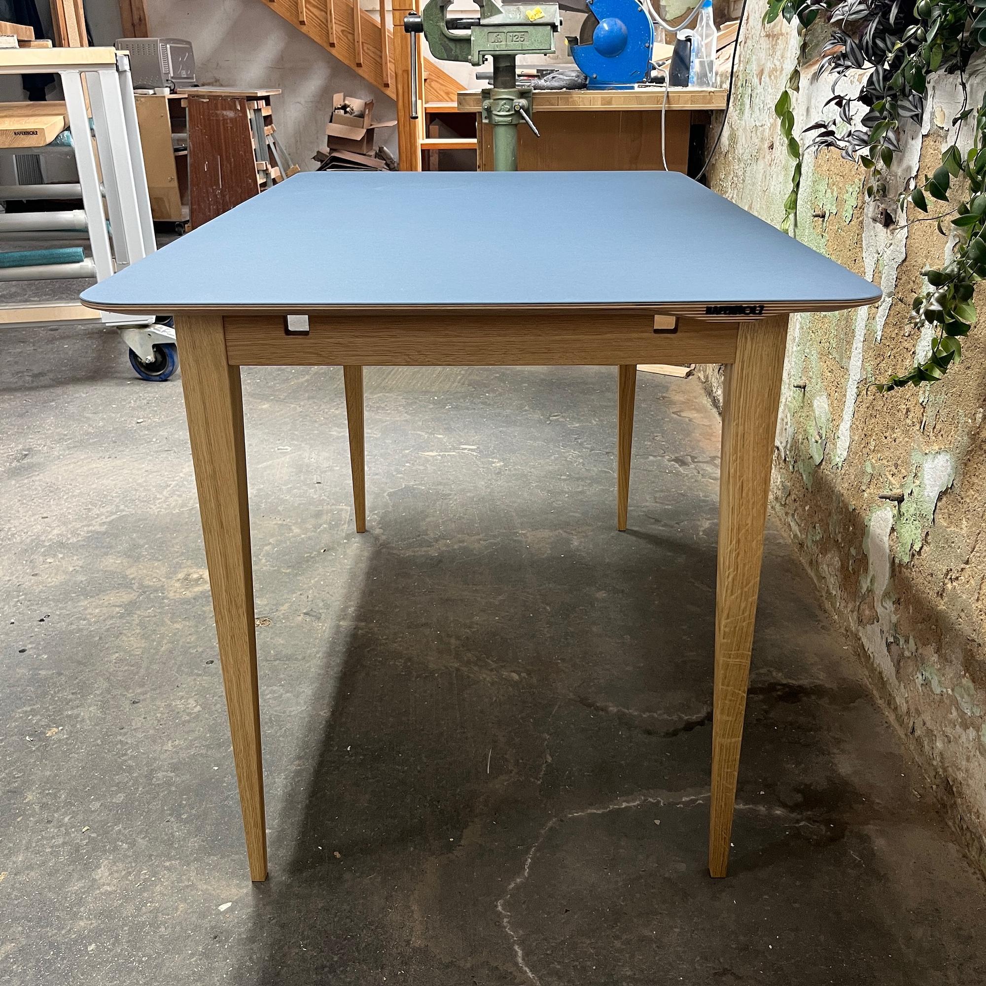Beluga Tisch Holz Linoleum Smokey Blue 3