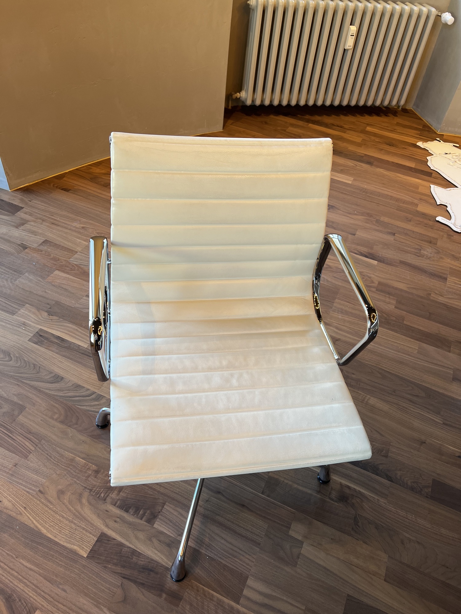 Vitra EA108 Aluminium Chair Leder Weiß 0