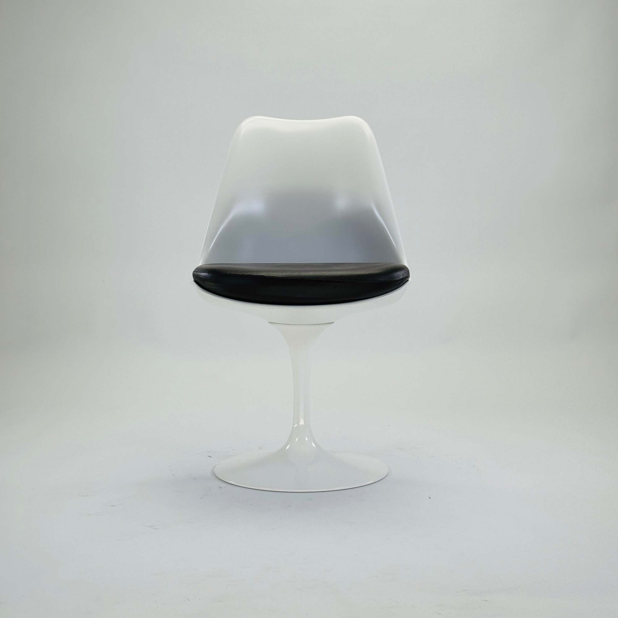 Saarinen Tulip Sidechair Weiß mit schwarzem Sitzpolster 2