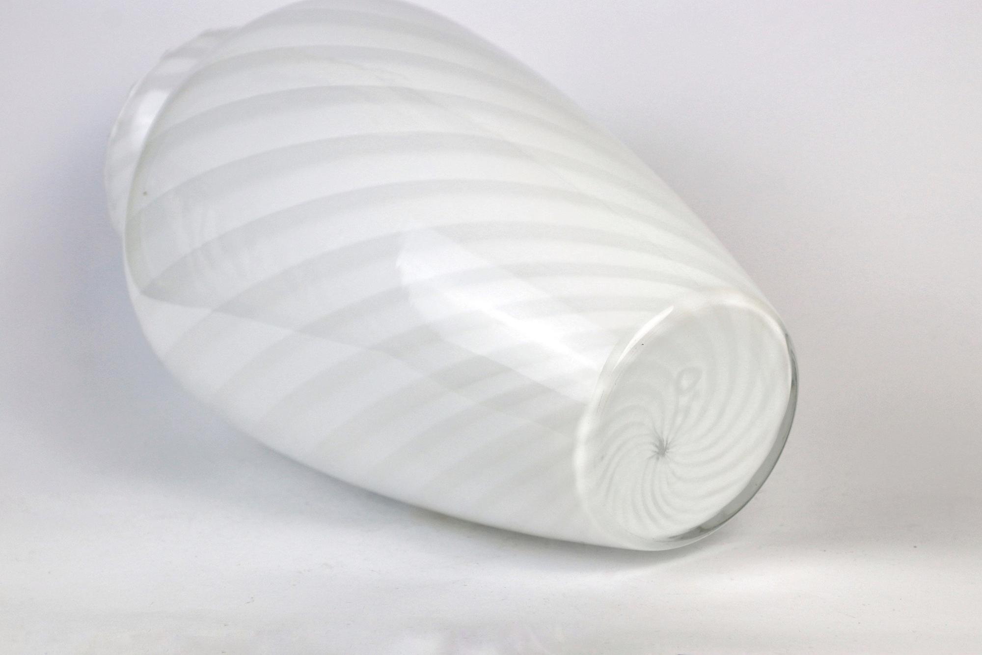 Vaso Vintage Swirl Vetro di Murano Bianco Anni '50 3