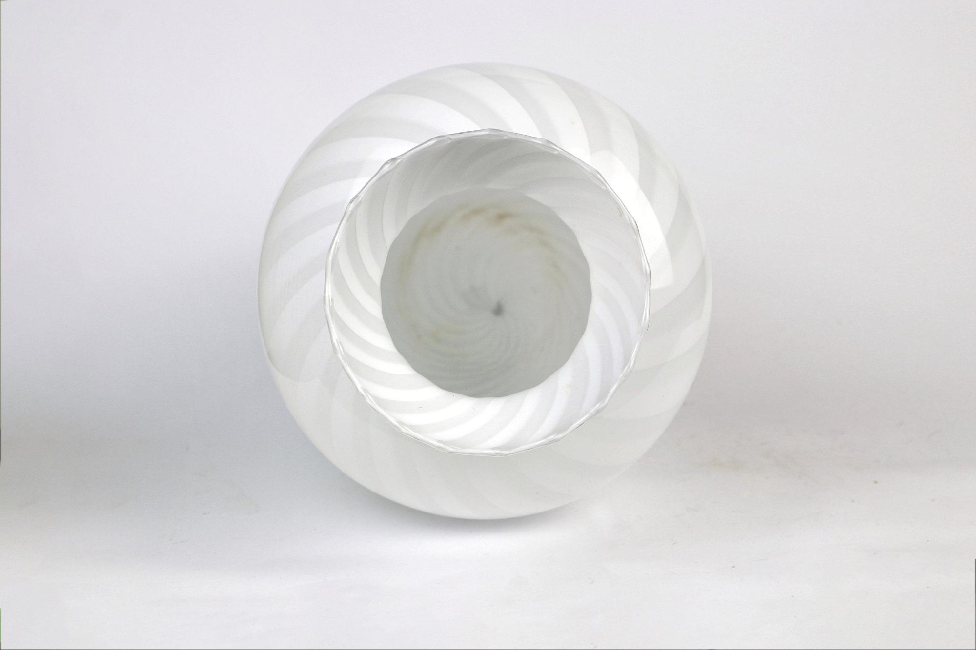 Vintage Swirl Vase Muranoglas Weiß 1950er Jahre 4