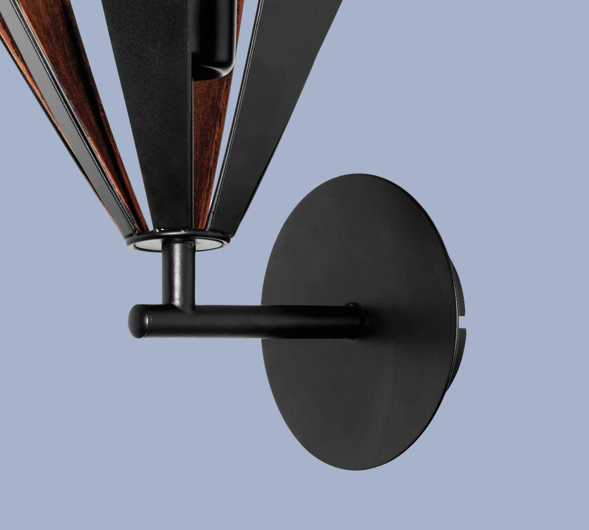 Wandleuchte aus schwarzem Stahl mit Kupferdetails 2