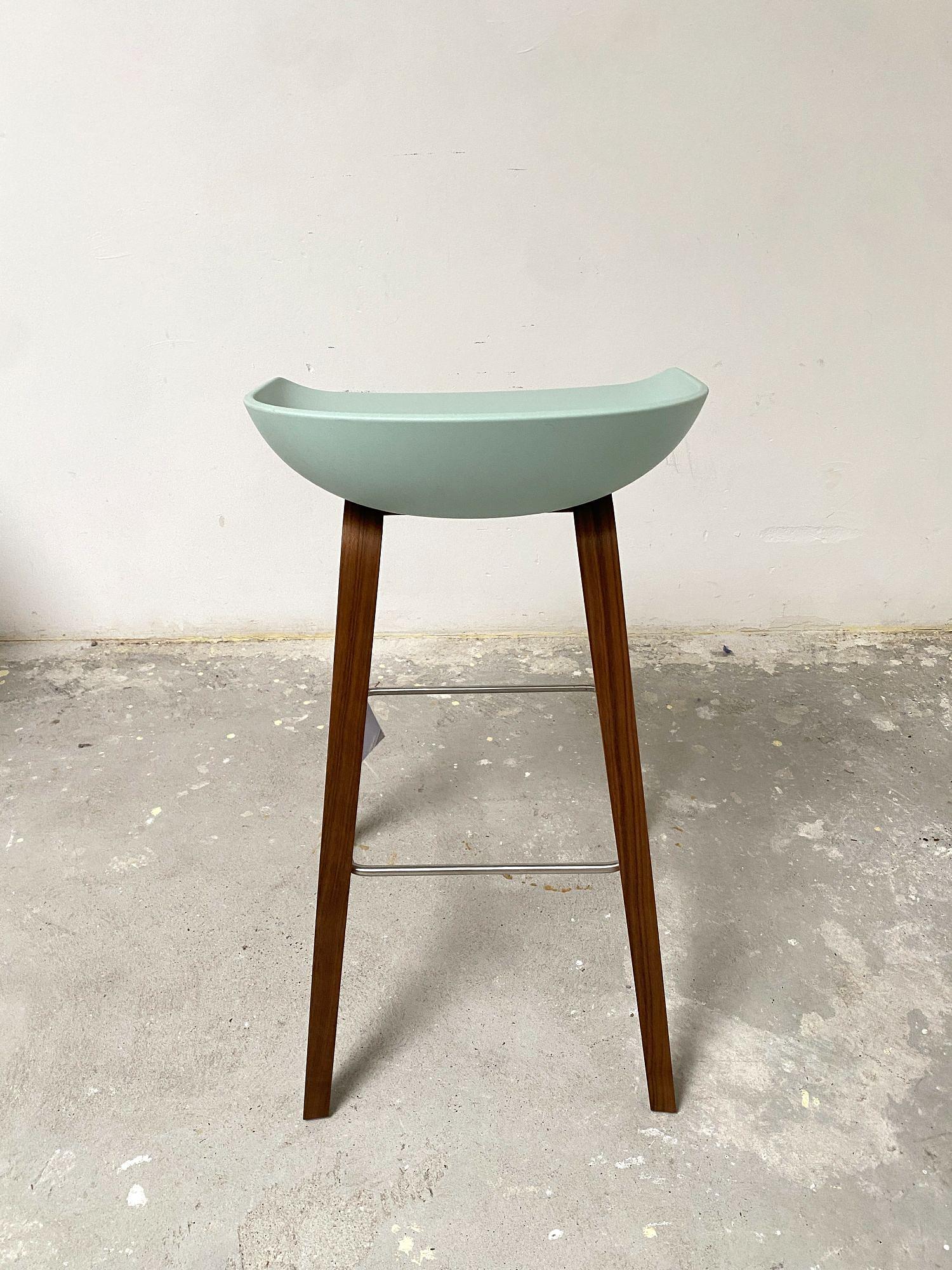 AAS32 Bar stool Walnut Pastel Green 4