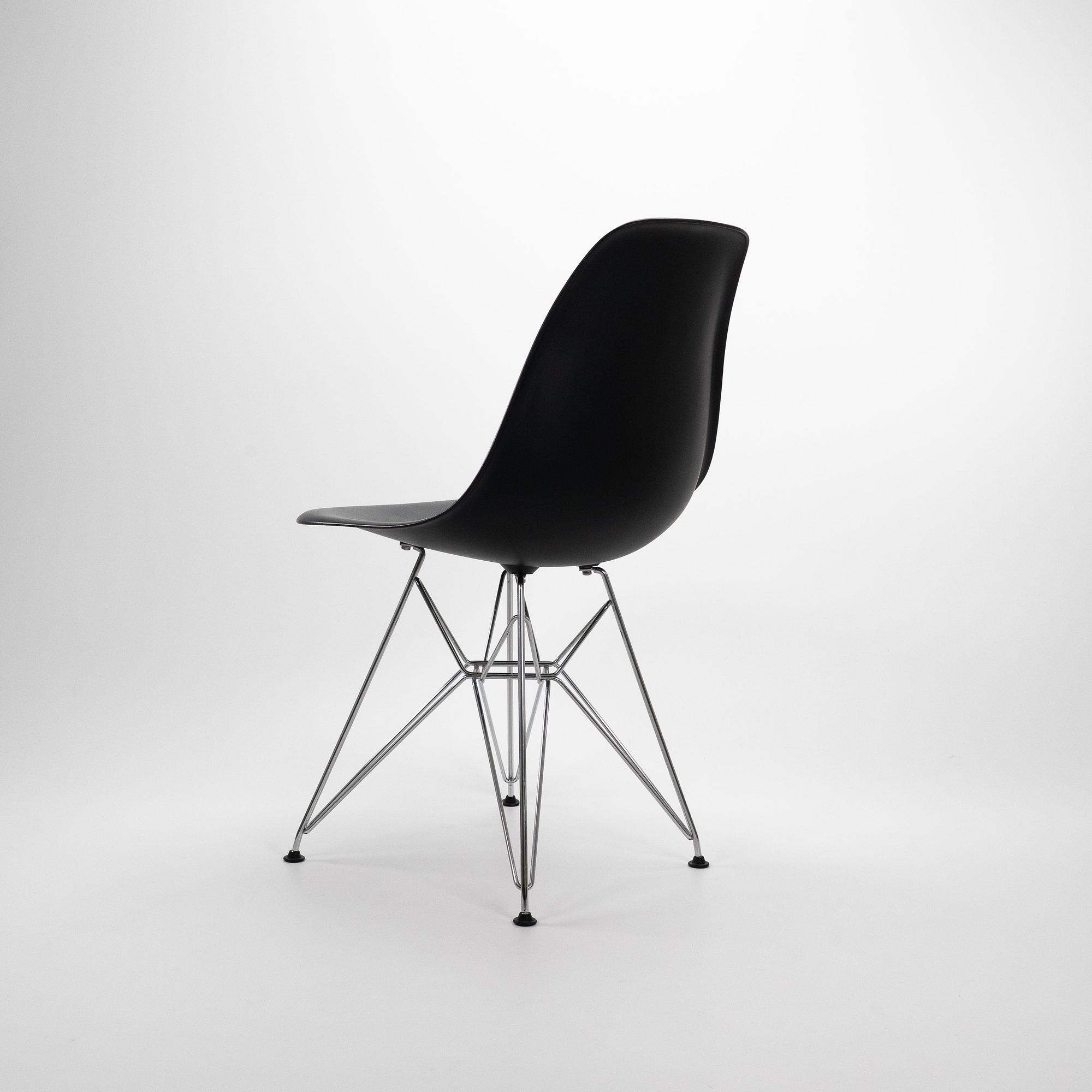 DSR Stuhl Plastik Chrom Tiefschwarz 1