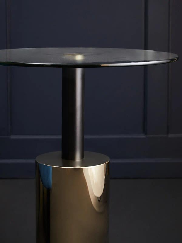 Oria Beistelltisch mit warm-metallicfarbenem Gestell
 1