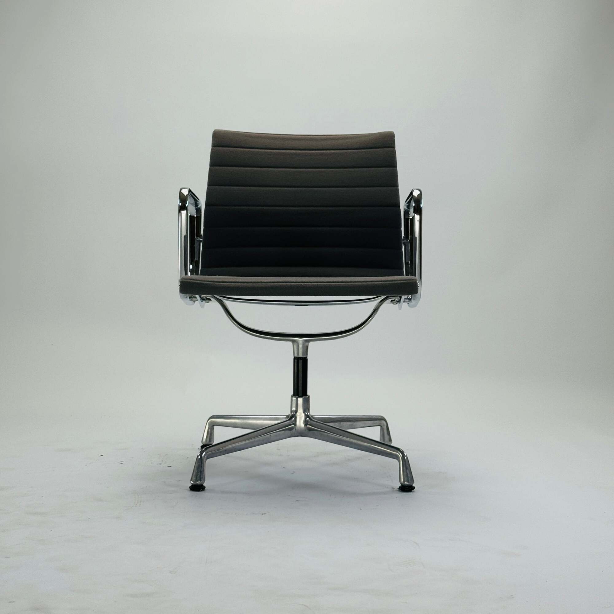 Eames EA 108 Aluminium Chair Grau 2