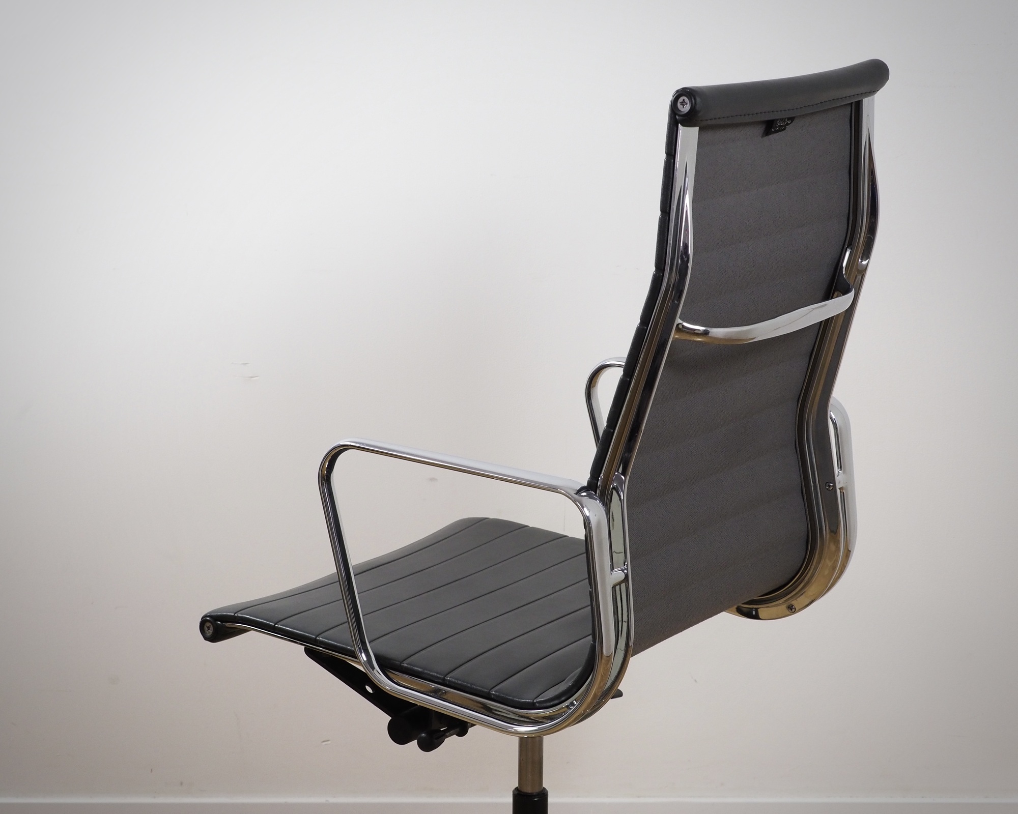 EA 119 Alu Chair Bürostuhl Leder Anthrazit 6