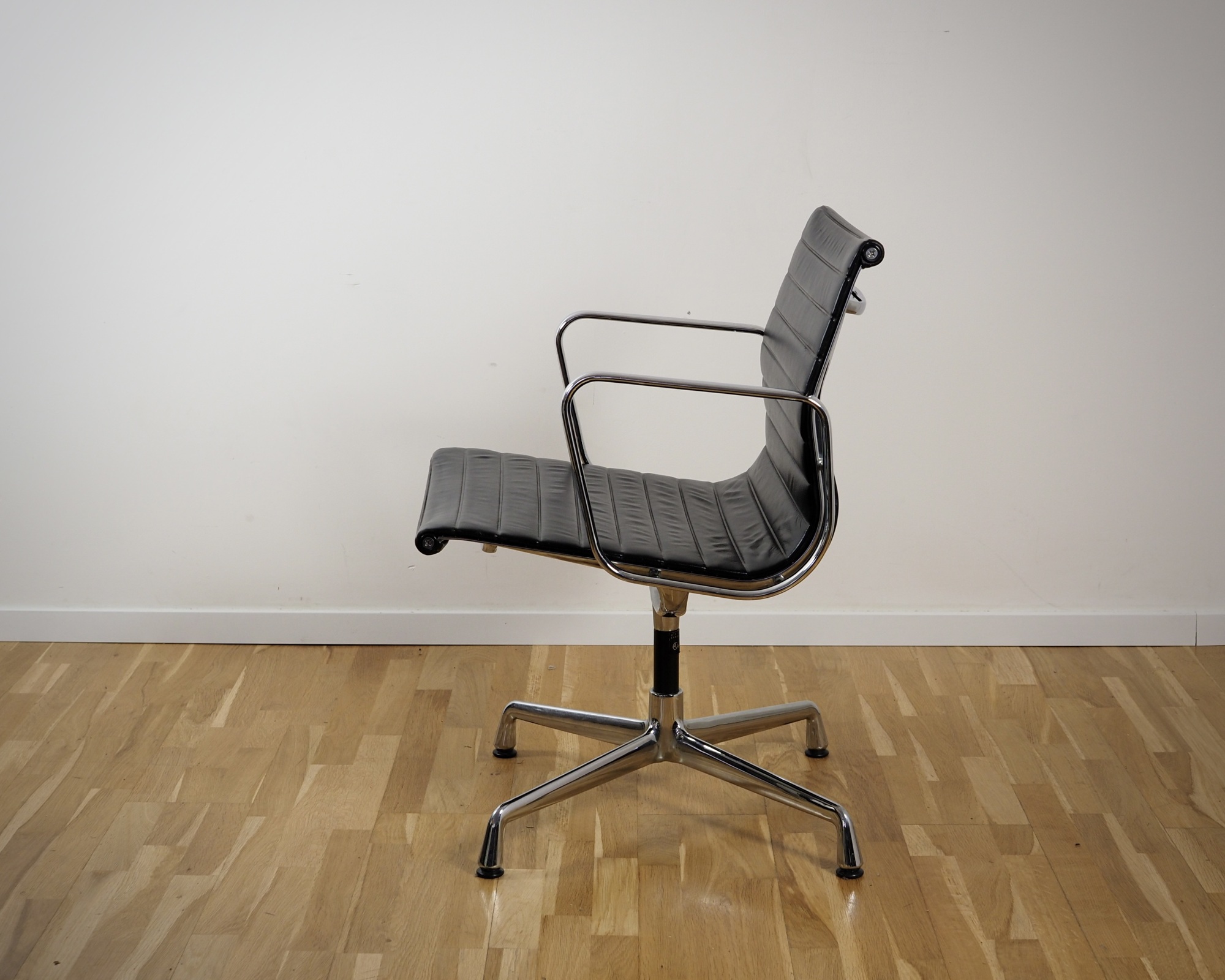 Alu Chair EA 107 Leder Schwarz 1