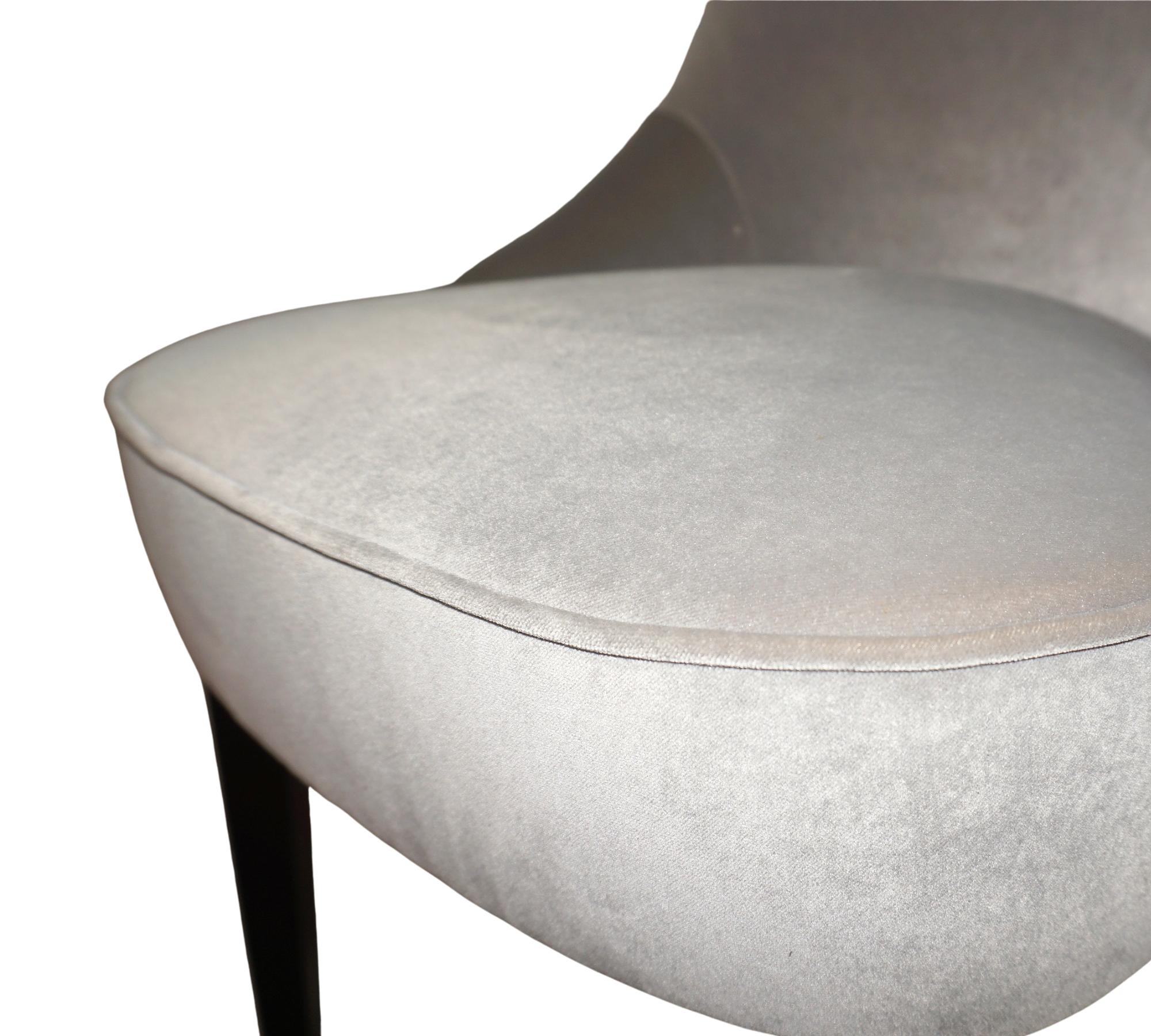 3 Esszimmerstühle aus Holz mit Silbergrauer Samtpolsterung 1