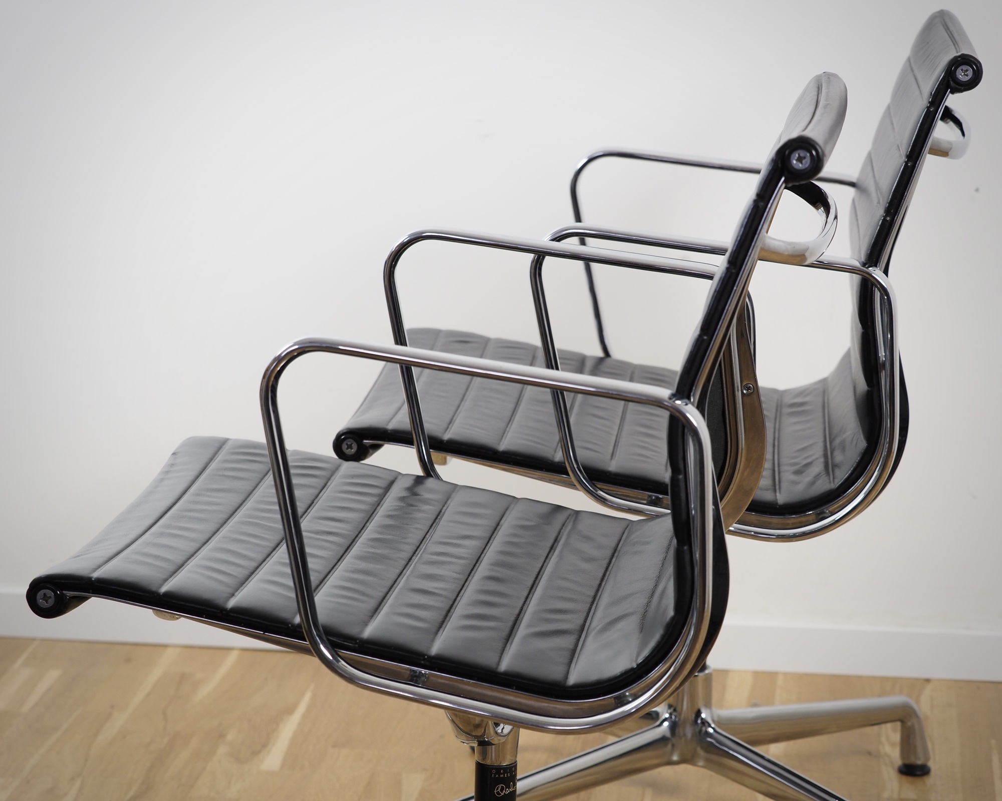 Alu Chair EA 107 Leather Black 4