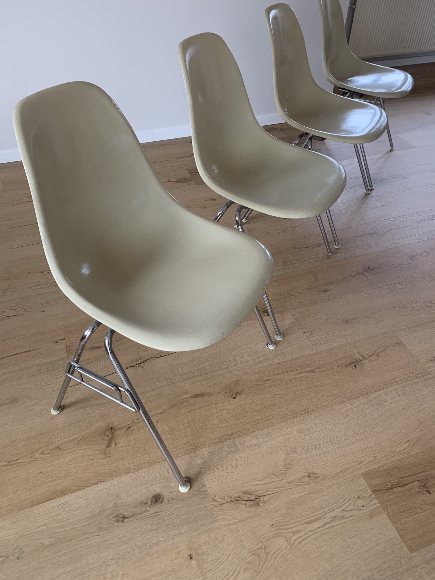 4x Eames Fiberglass Side Chair by Herman Miller 1970er Jahre 0