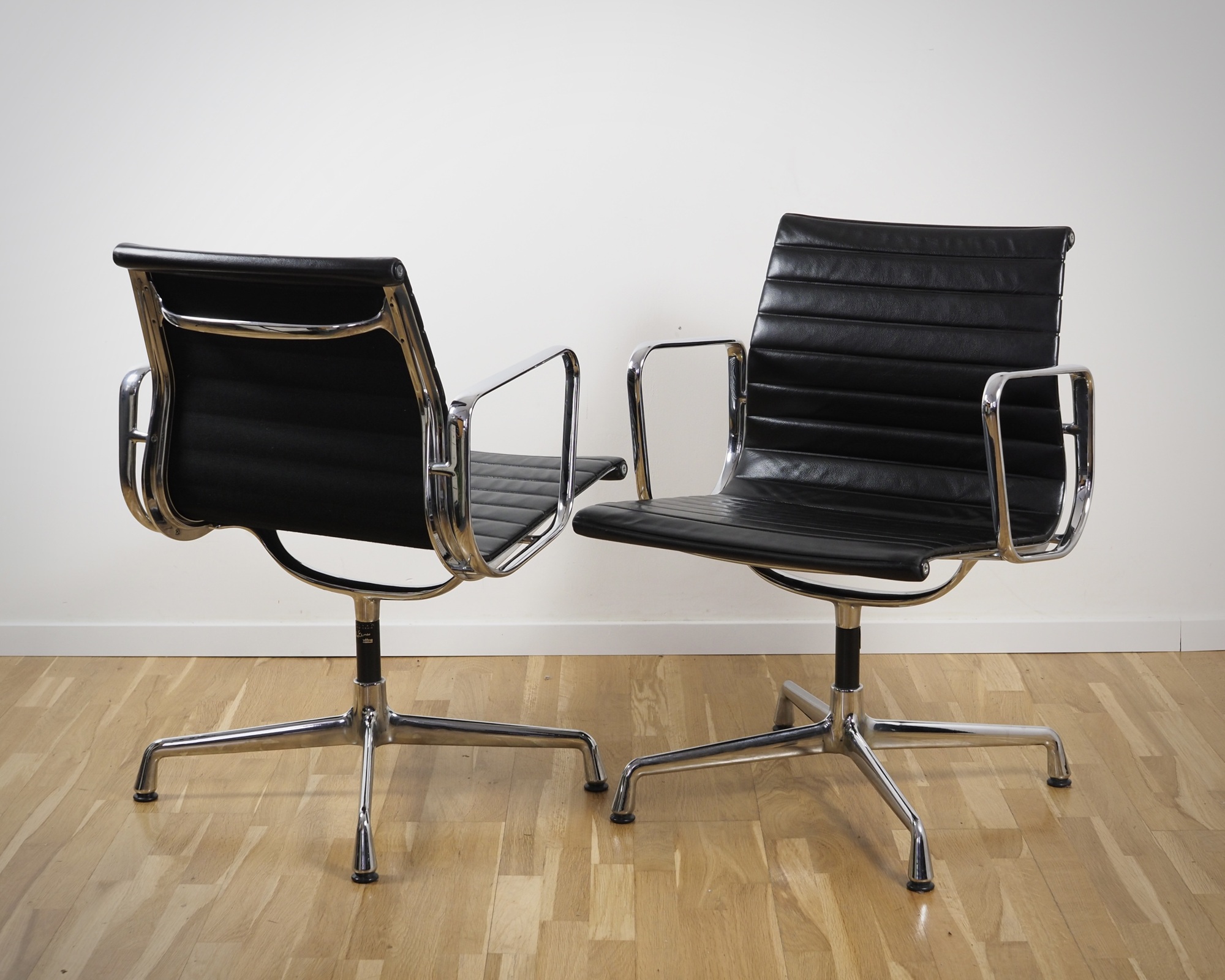 Alu Chair EA 107 Leather Black 5