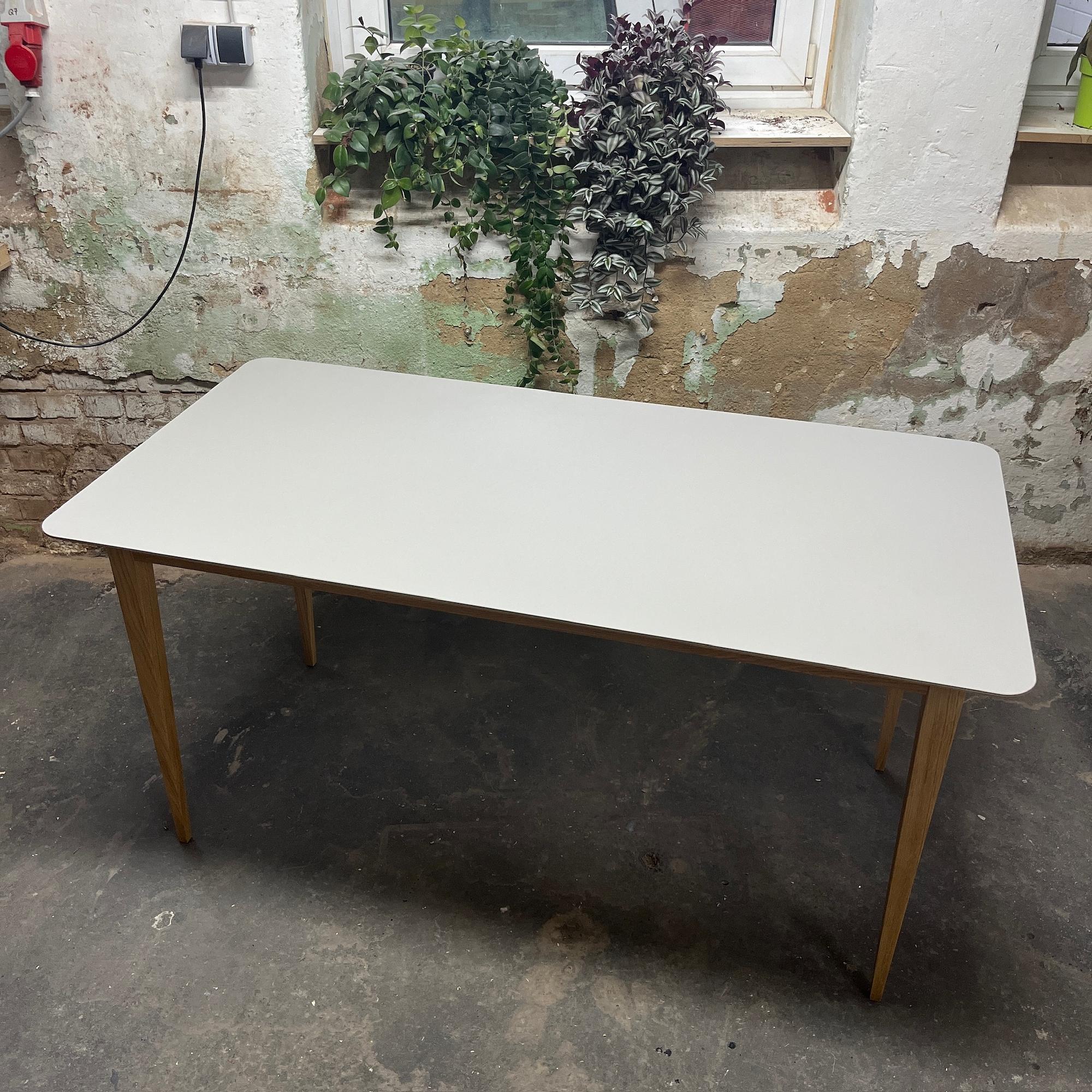 Beluga Table with extension Wood Pebble Smokey Blue 1