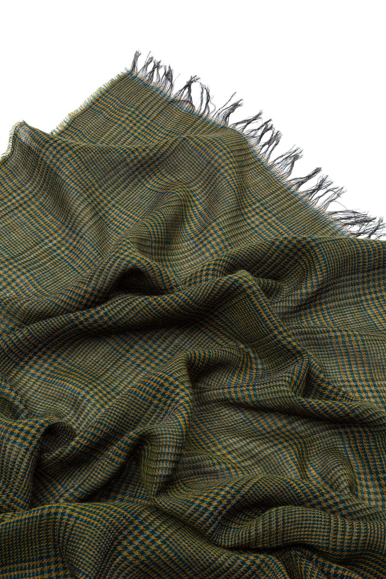 The only German part is "Sibilla Decke 100% Merinowolle Braun".
Here is the translation:

Sibilla Blanket 100% Merino Wool Brown 2