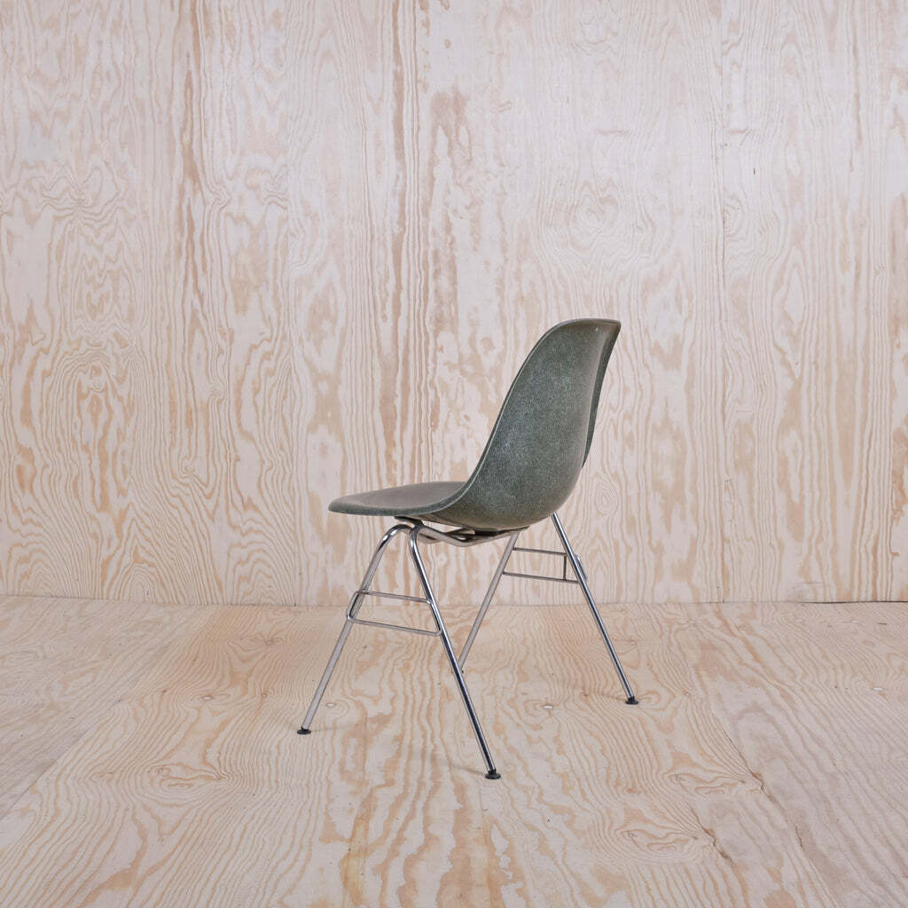 Eames Fiberglass Side Chair by Herman Miller Dunkelgrün 2