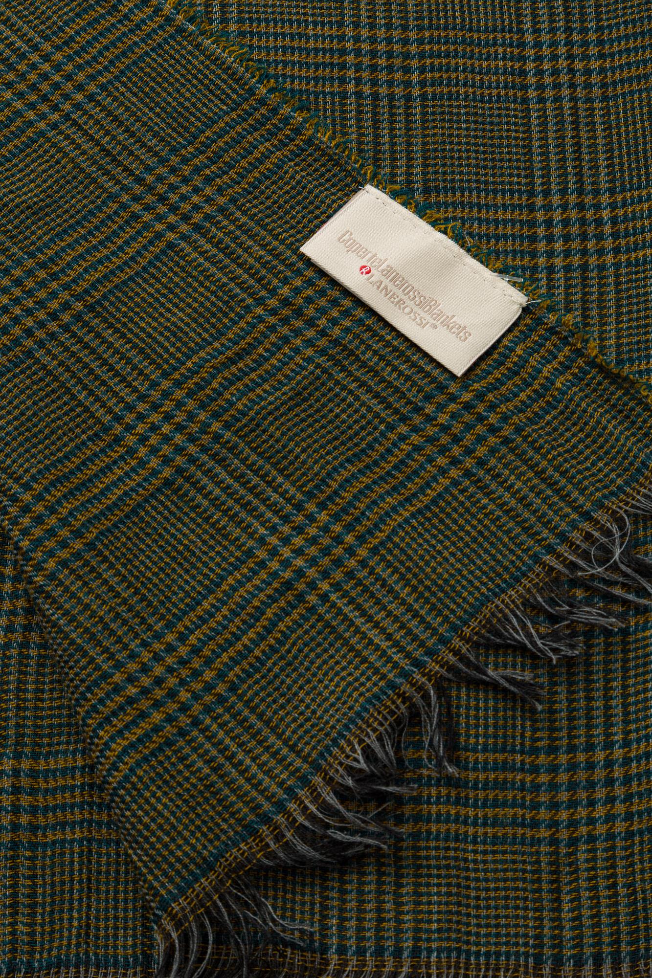 The only German part is "Sibilla Decke 100% Merinowolle Braun".
Here is the translation:

Sibilla Blanket 100% Merino Wool Brown 3