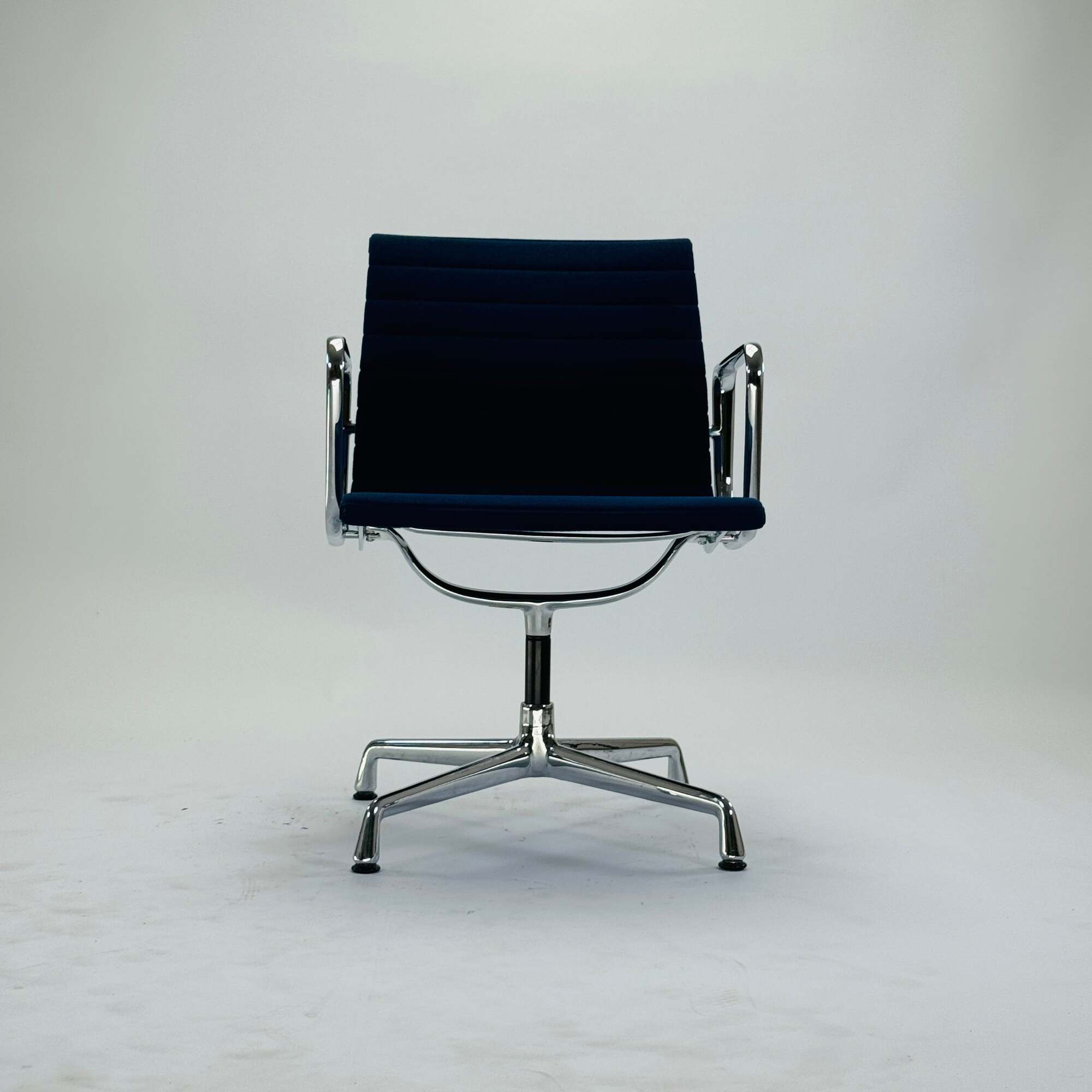 Eames EA 108 Aluminium Chair Drehbar Navy 3