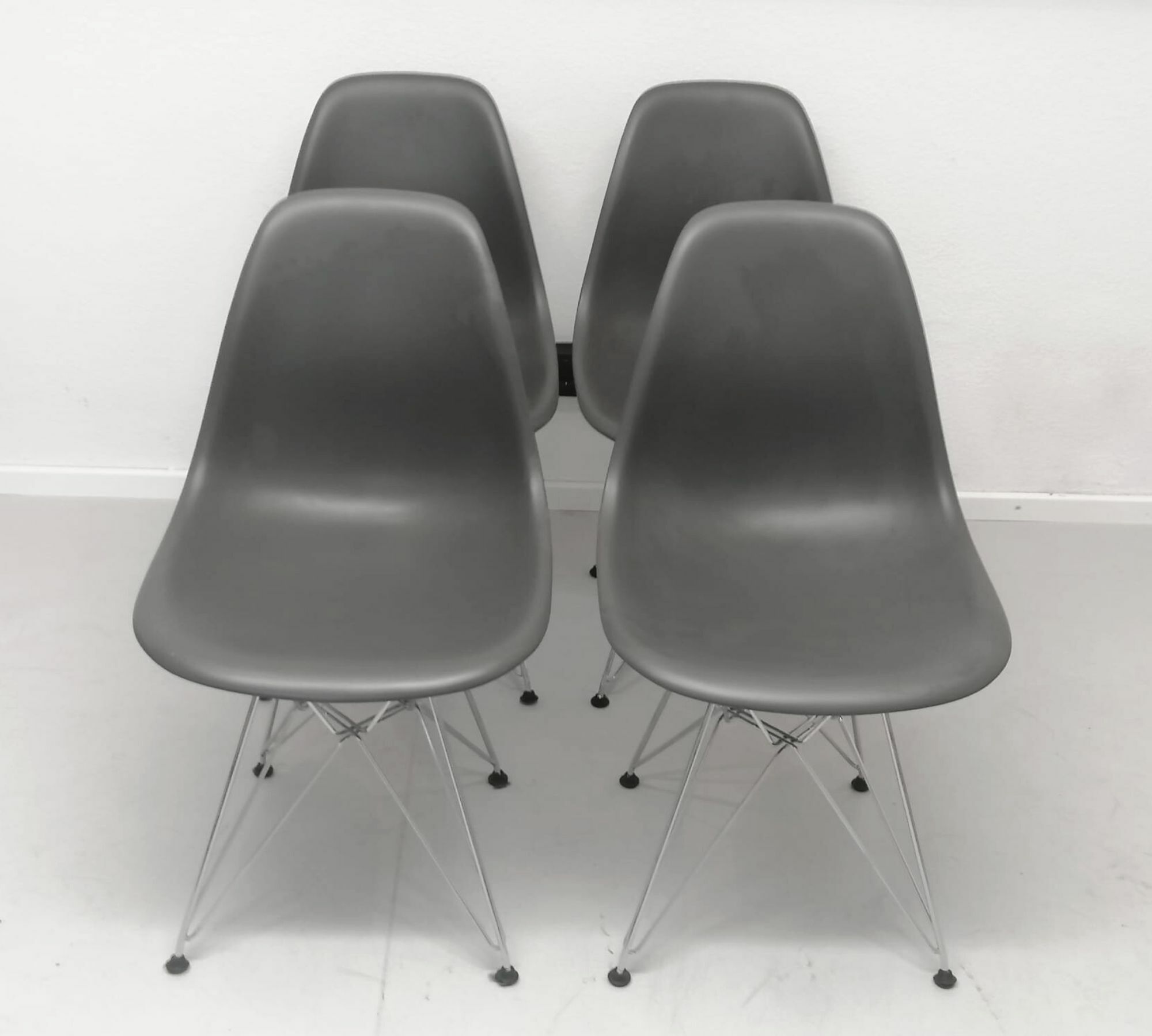 4x Eames DSR Plastic Side Chair Grau  1