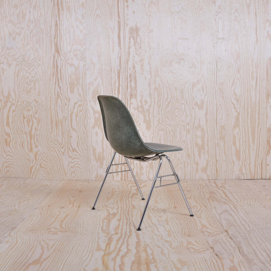 Eames Fiberglass Side Chair by Herman Miller Dunkelgrün 4
