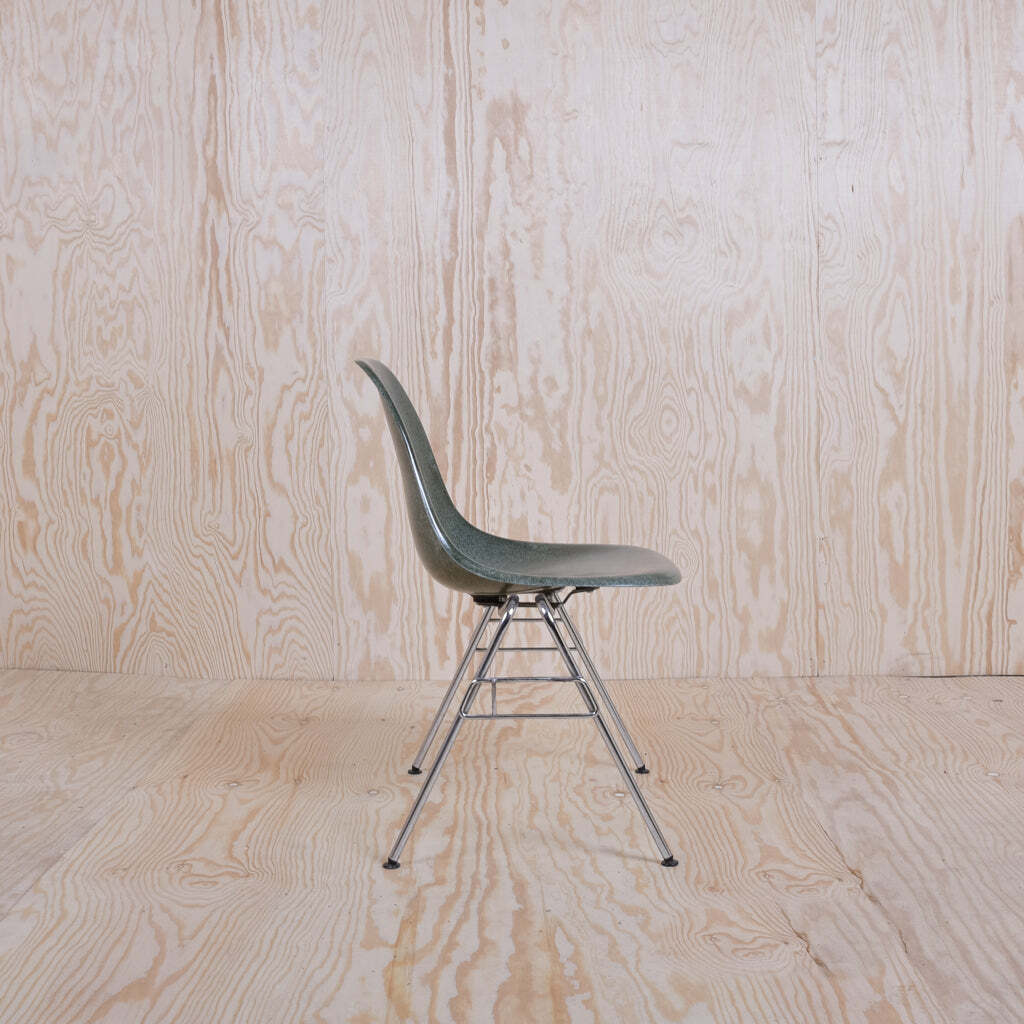 Eames Fiberglass Side Chair by Herman Miller Dunkelgrün 5
