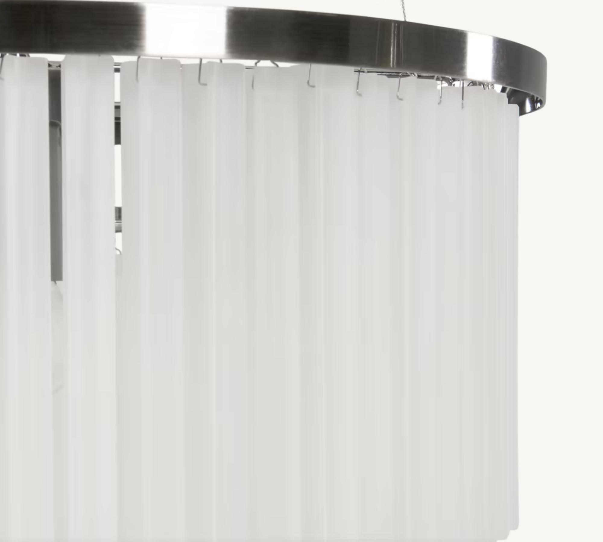 Opulenter Kronleuchter Ophelia aus Milchglas und Chrom  2