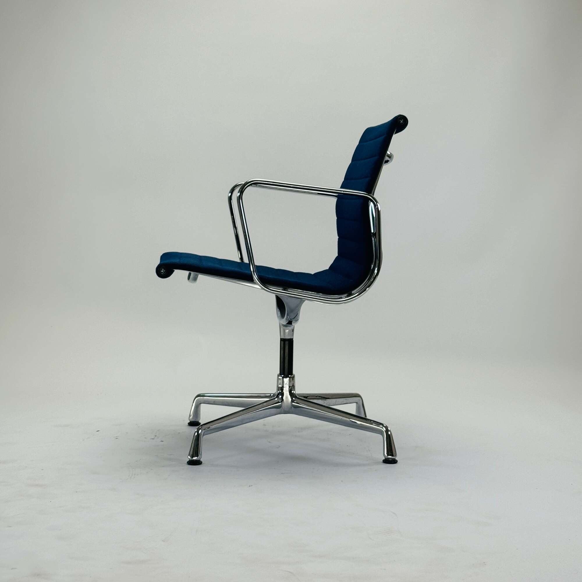 Eames EA 108 Aluminium Chair Drehbar Navy 2