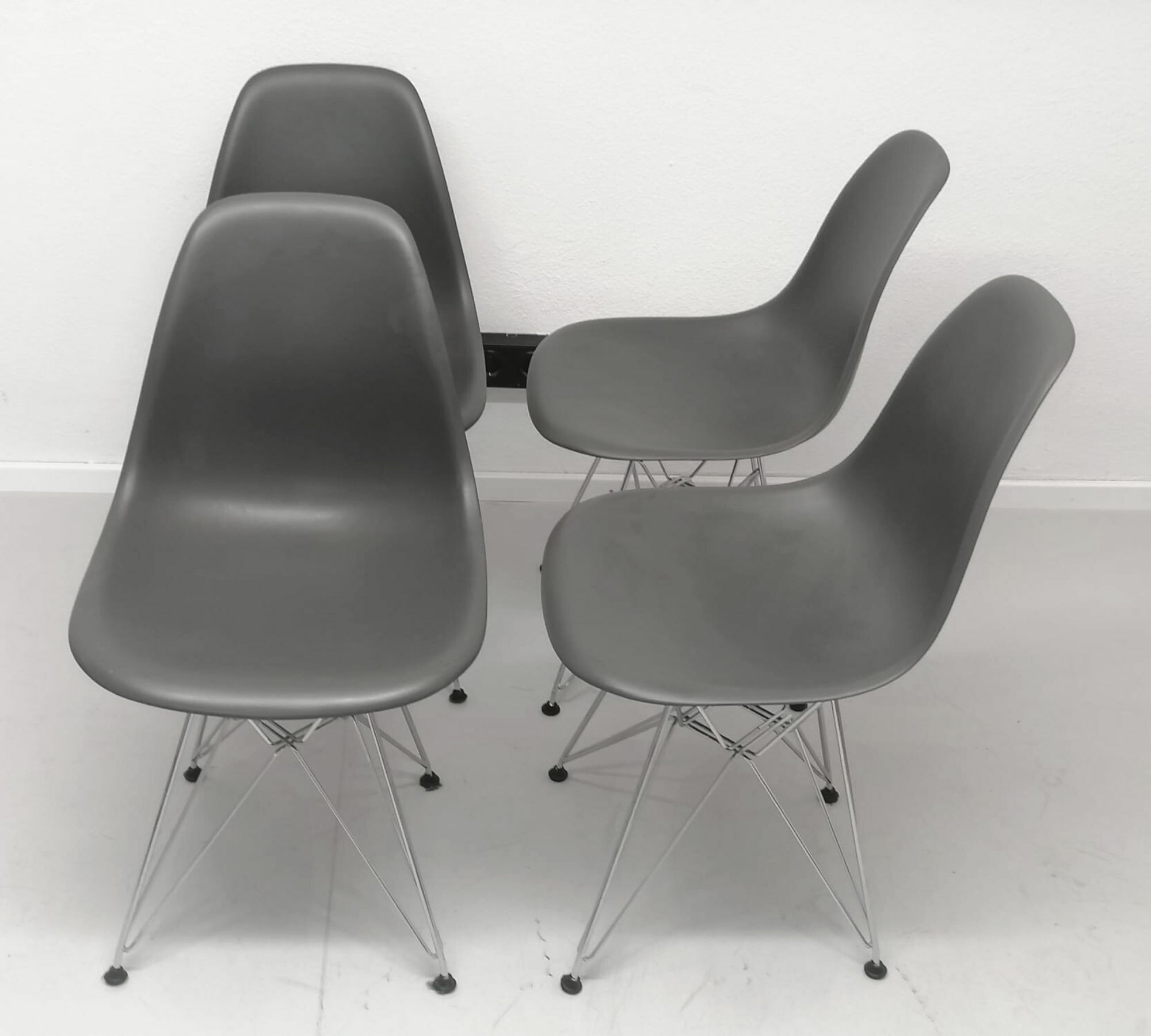 4x Eames DSR Plastic Side Chair Grau  0