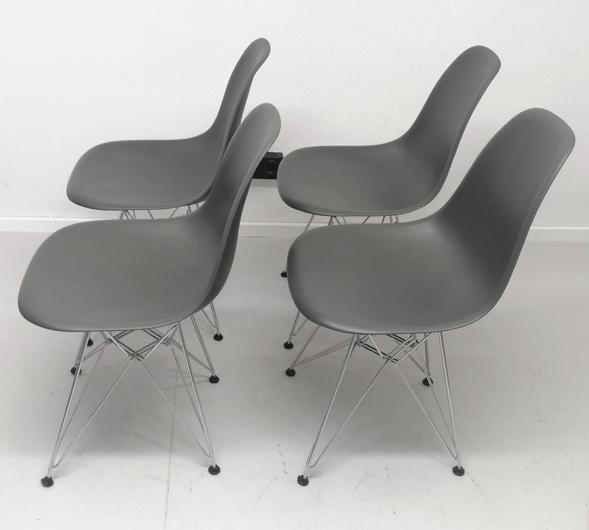 4x Eames DSR Plastic Side Chair Grau  2
