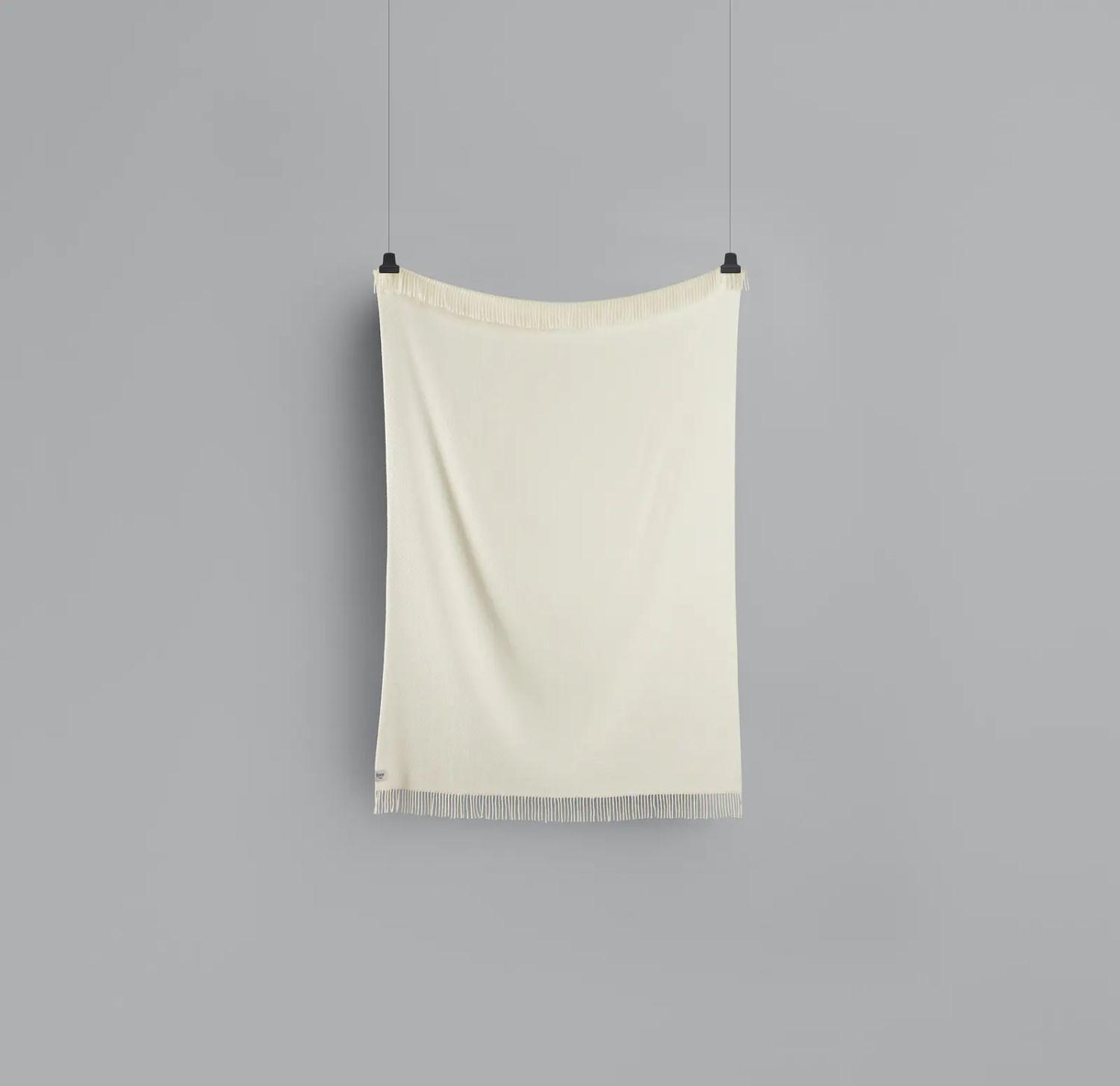 Cat's paw blanket wool white 1