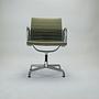 Eames EA 108 Aluminium Chair Hellgrün 1