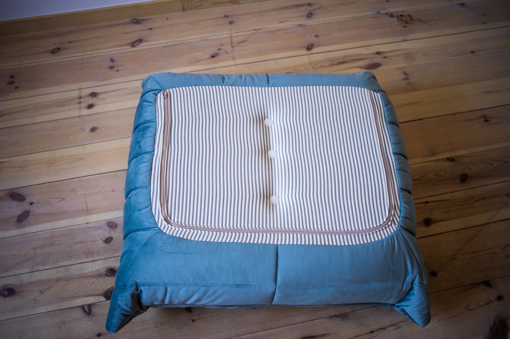 Set Poltrona e Pouf Togo Velluto Azzurro 4