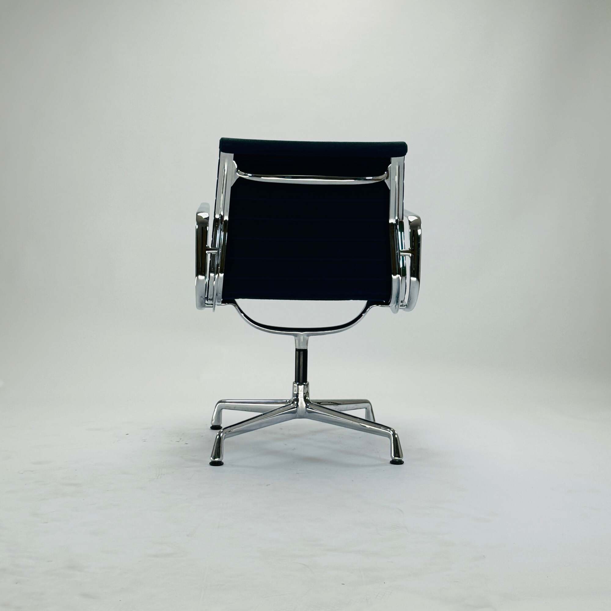 Eames EA 108 Aluminium Chair Drehbar Navy 1