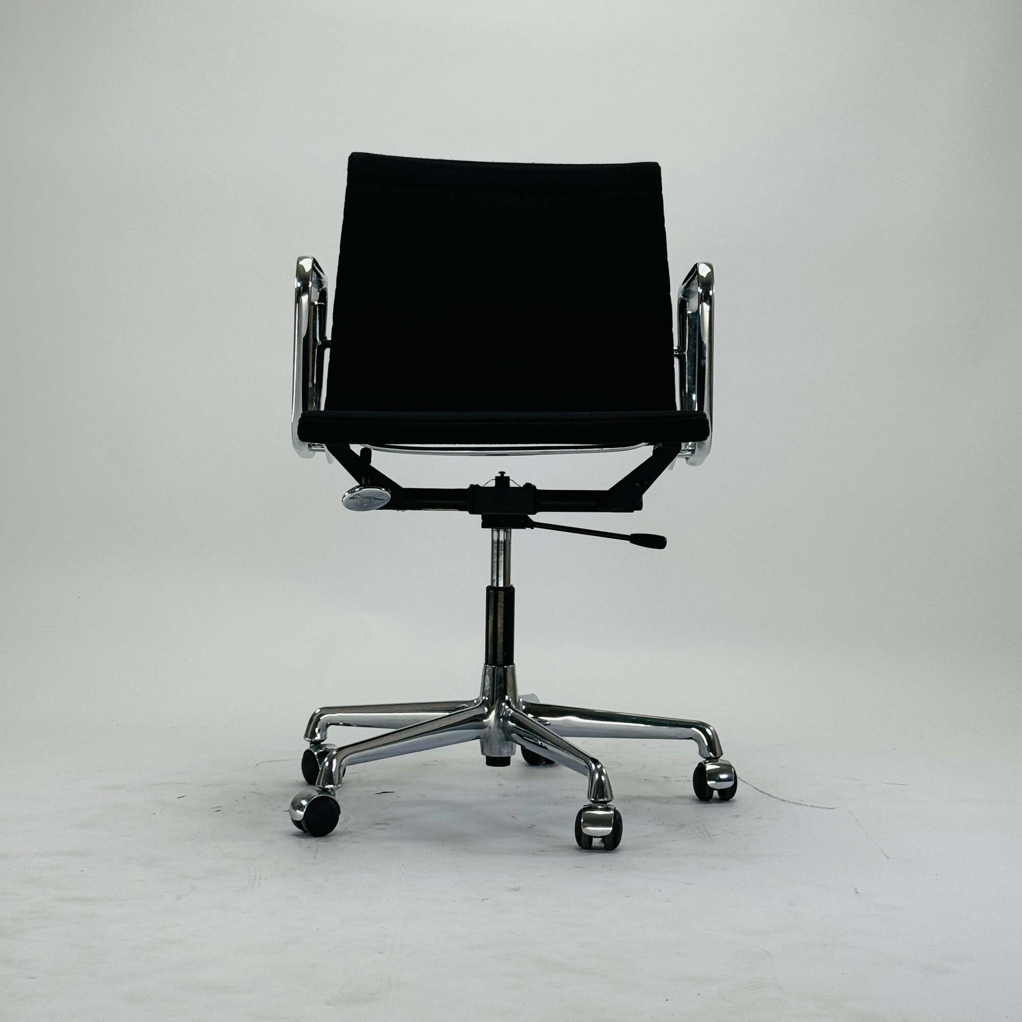 Eames EA 117 Chair Aluminium Schwarz 4