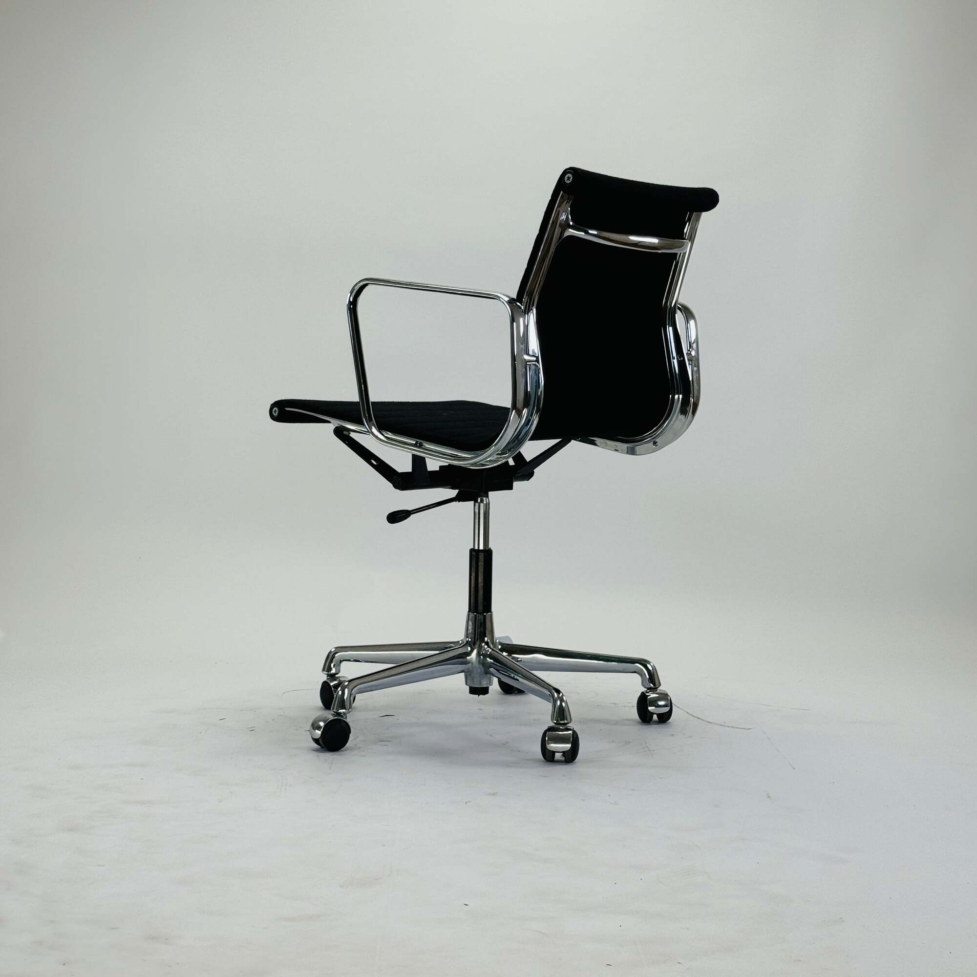 Eames EA 117 Chair Aluminium Schwarz 2