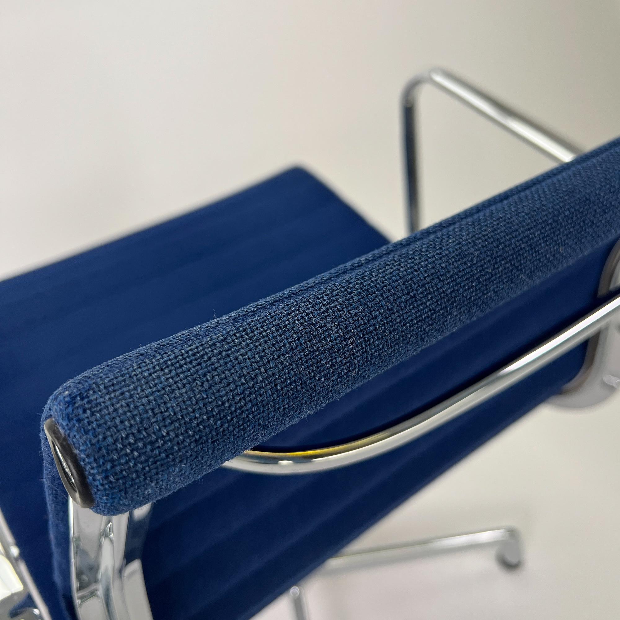 Vitra EA108 Chair Chrom Hopsack Blau 4