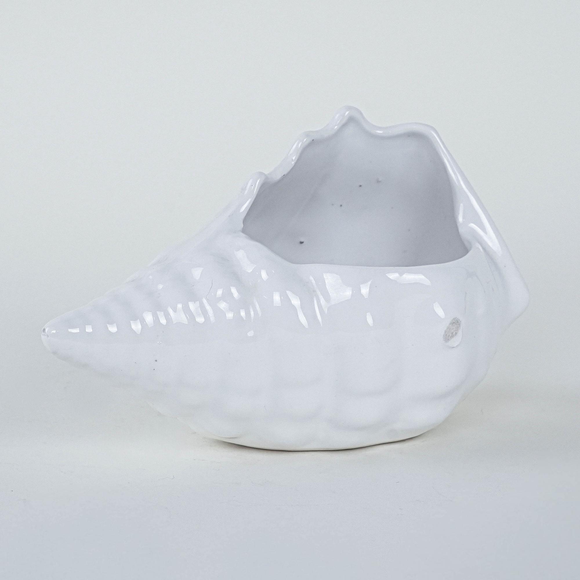 Ceramic shell White 1970s 1