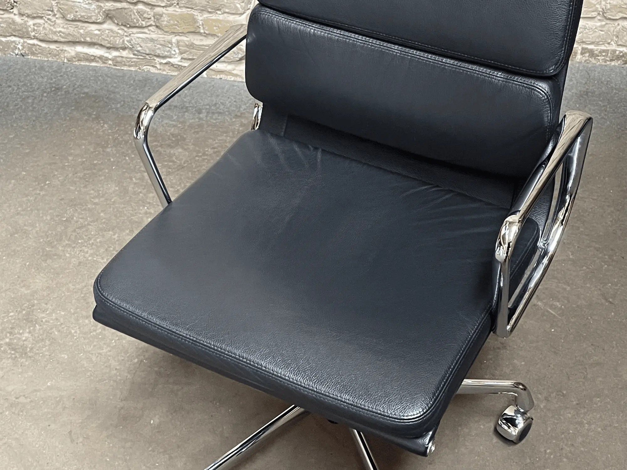 Soft Pad Chair EA219 Bürostuhl Leder Schwarz 7