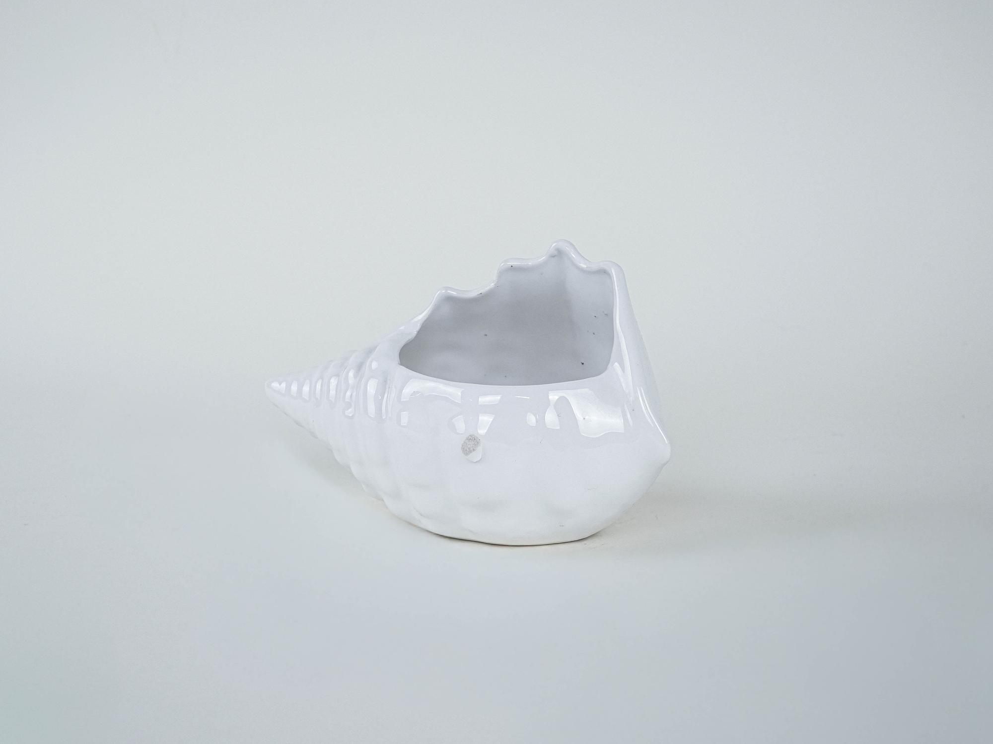 Ceramic shell White 1970s 2